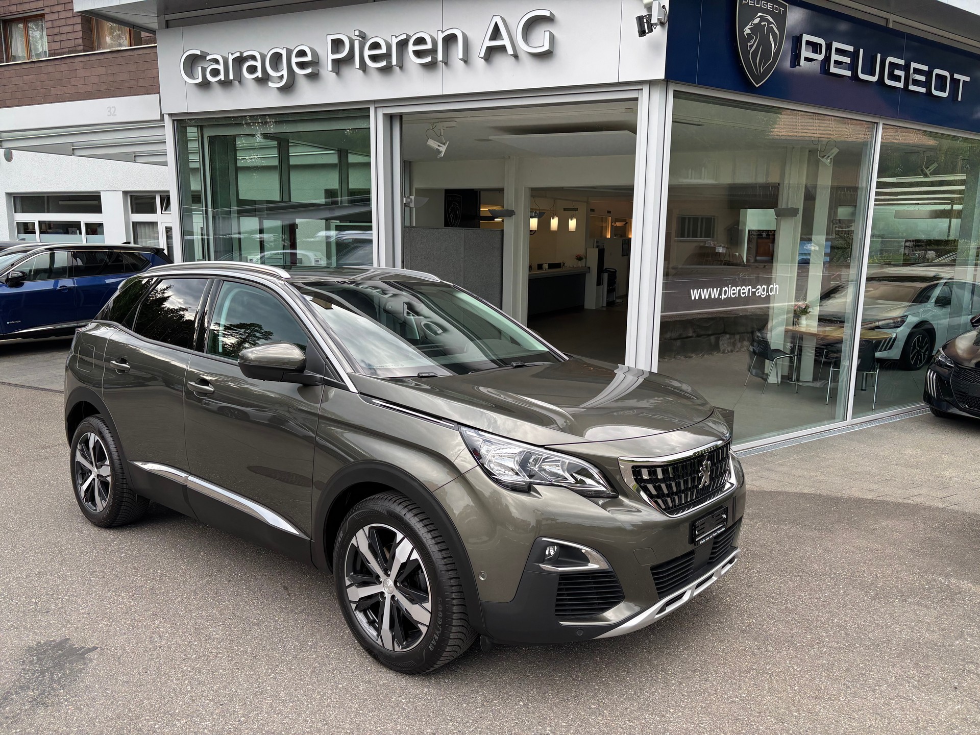 PEUGEOT 3008 1.2 PureTech Allure-image-0