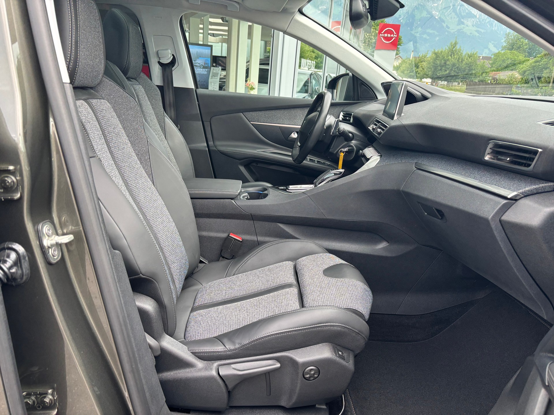 PEUGEOT 3008 1.2 PureTech Allure-image-7