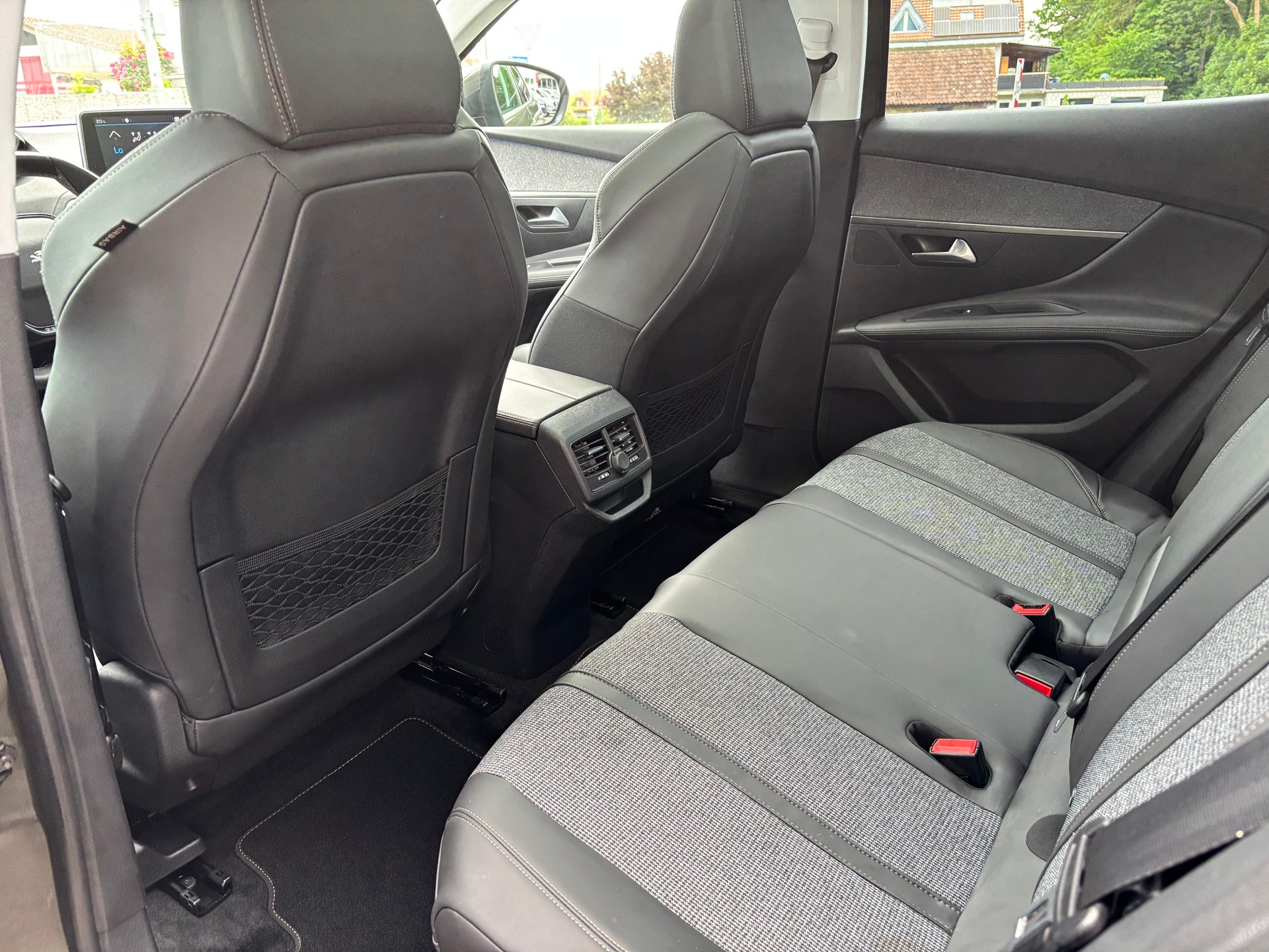 PEUGEOT 3008 1.2 PureTech Allure-image-8