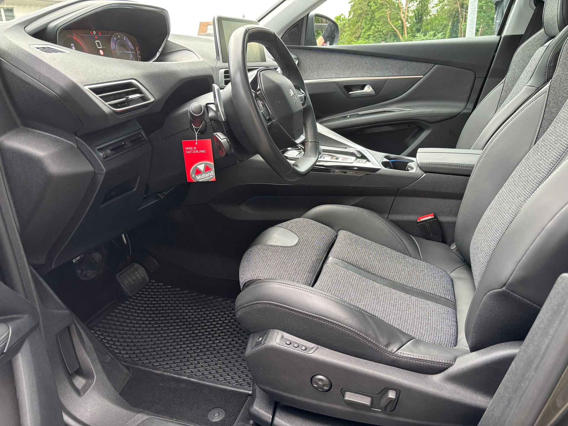 PEUGEOT 3008 1.2 PureTech Allure-image-10