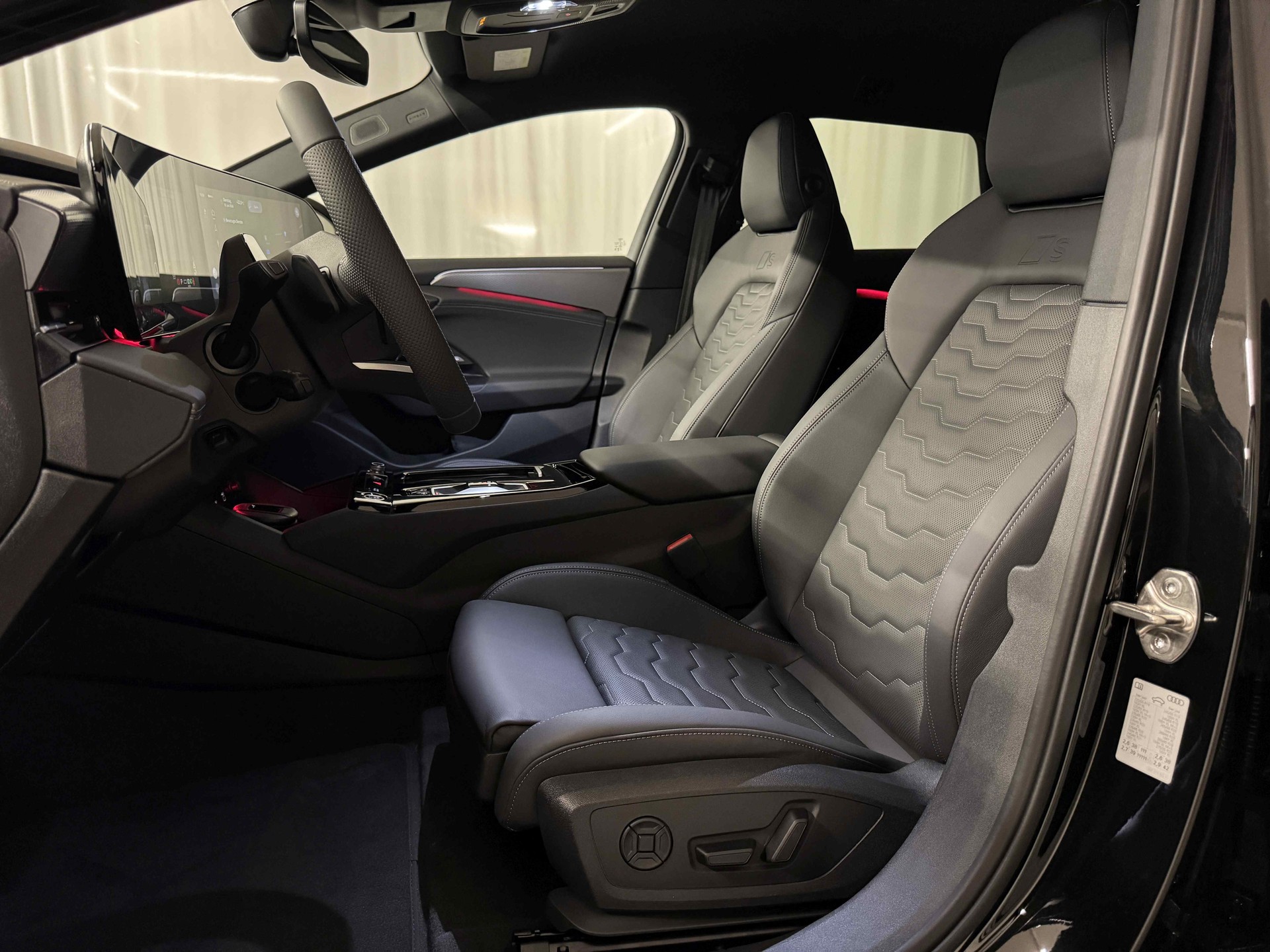 AUDI A6 Avant e-tron quattro-image-7