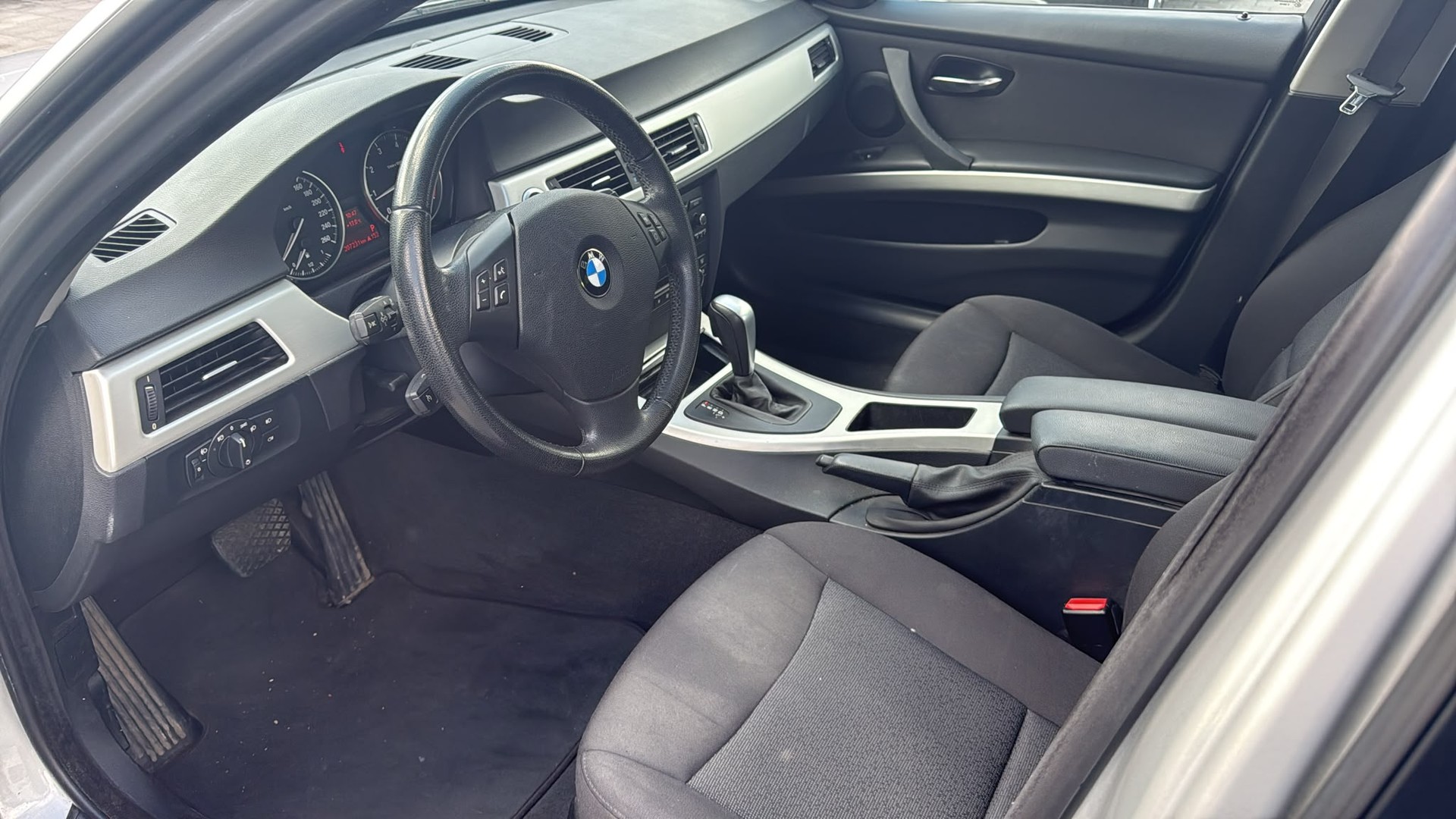 BMW 318i Touring Steptronic-image-11