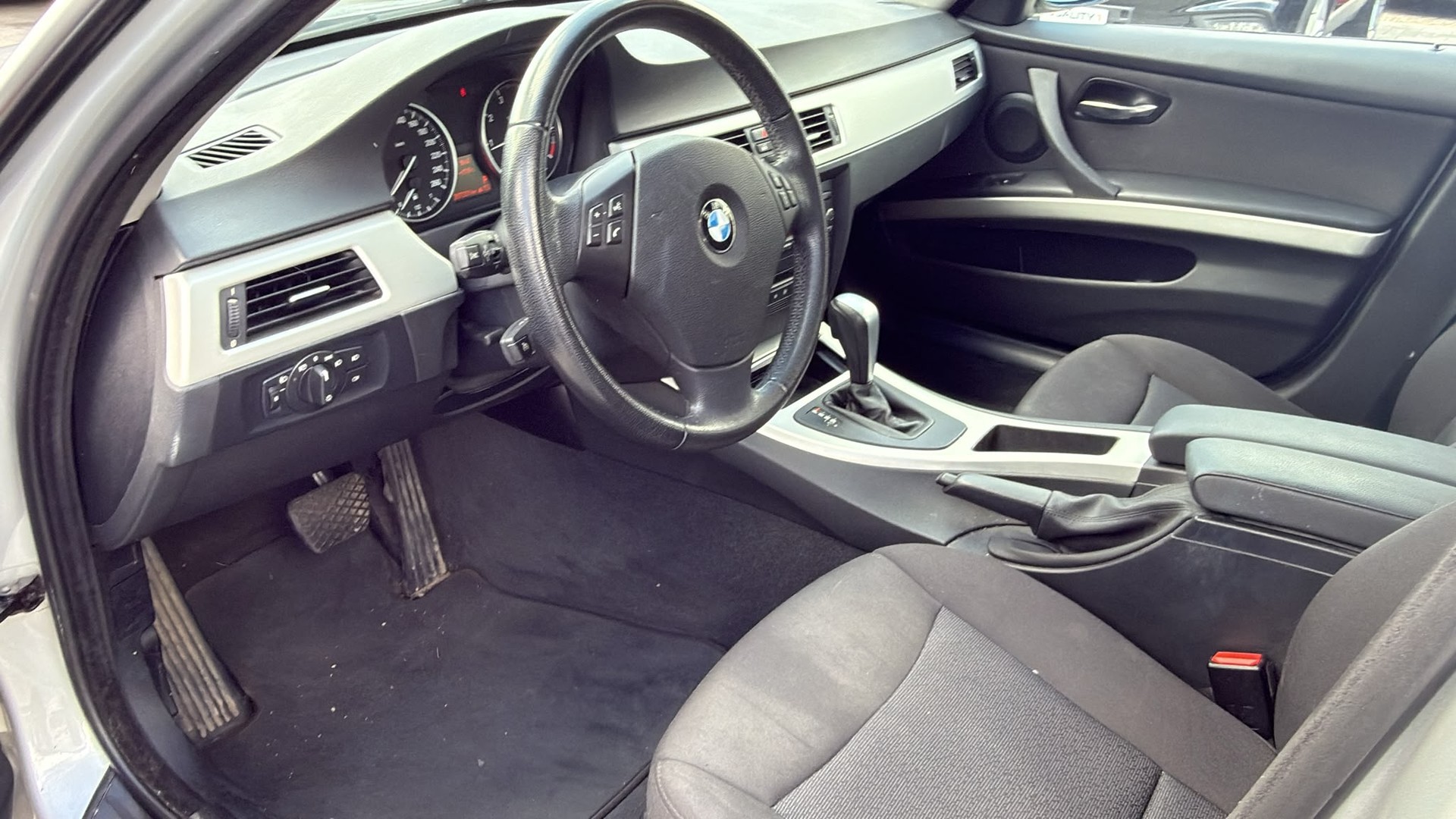 BMW 318i Touring Steptronic-image-14