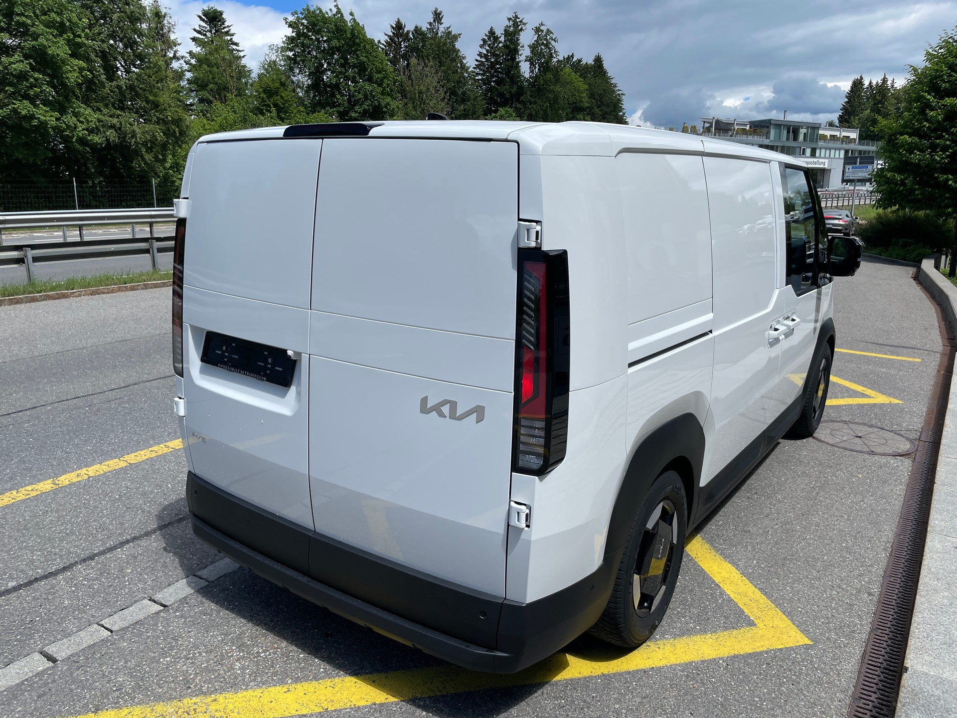 KIA PV5 71.2 kWh Elite Cargo-image-5