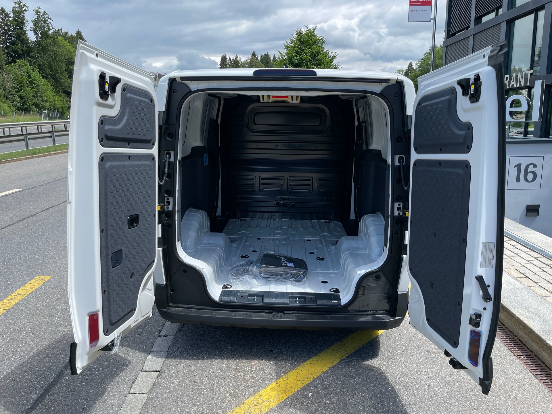 KIA PV5 71.2 kWh Elite Cargo-image-7
