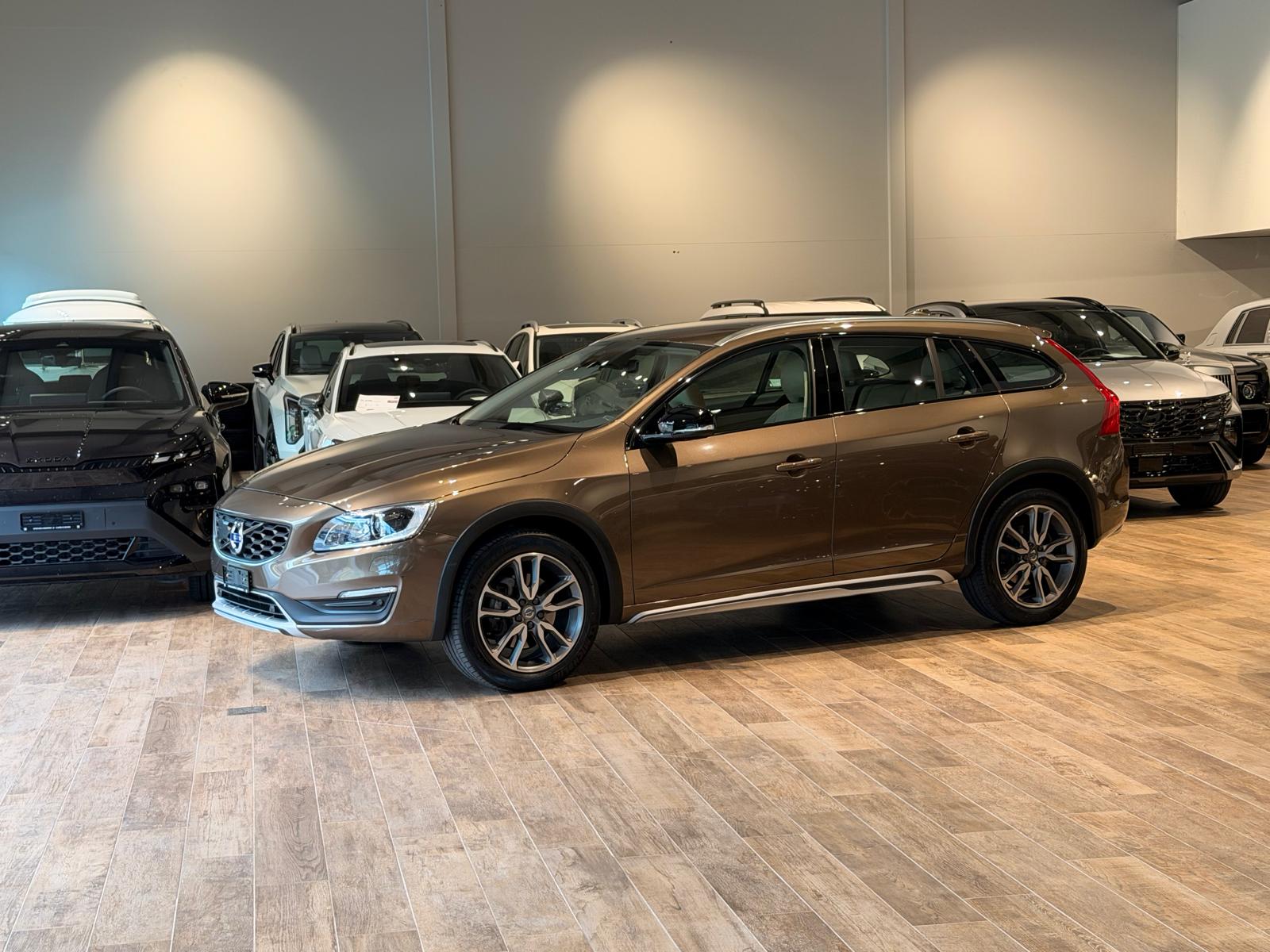 VOLVO V60 Cross Country D4 AWD Momentum Geartronic-image-2