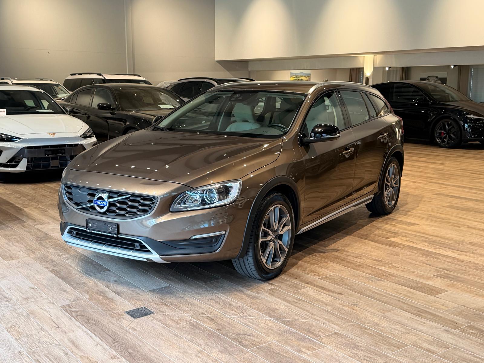 VOLVO V60 Cross Country D4 AWD Momentum Geartronic-image-0