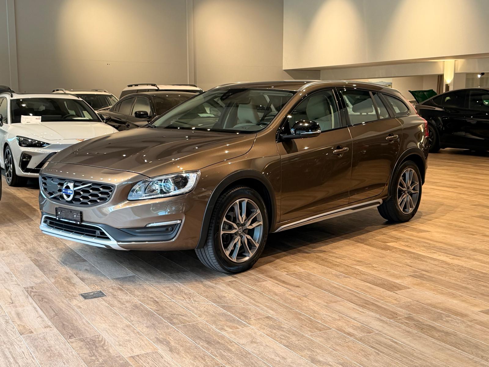 VOLVO V60 Cross Country D4 AWD Momentum Geartronic-image-3