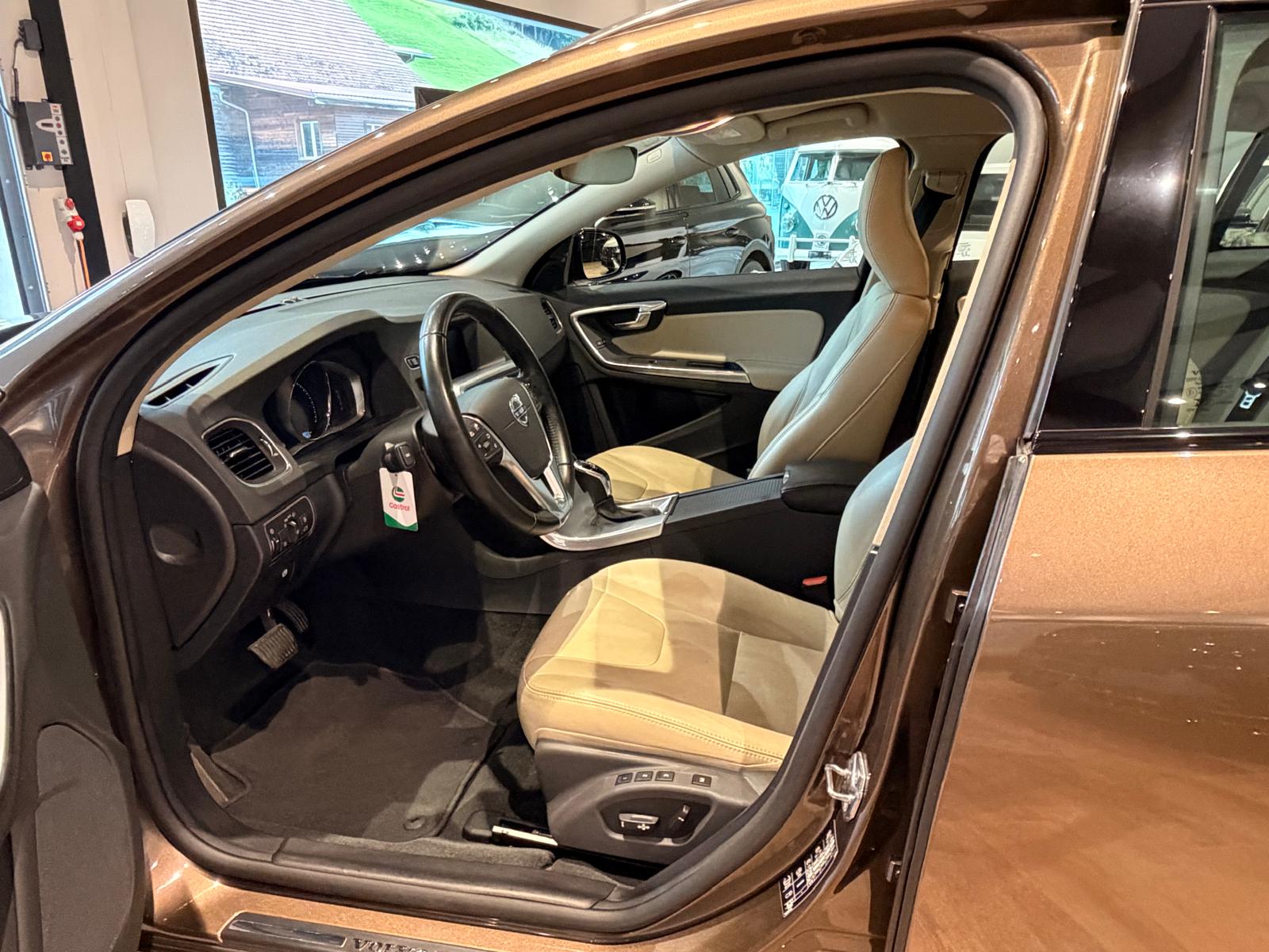 VOLVO V60 Cross Country D4 AWD Momentum Geartronic-image-15