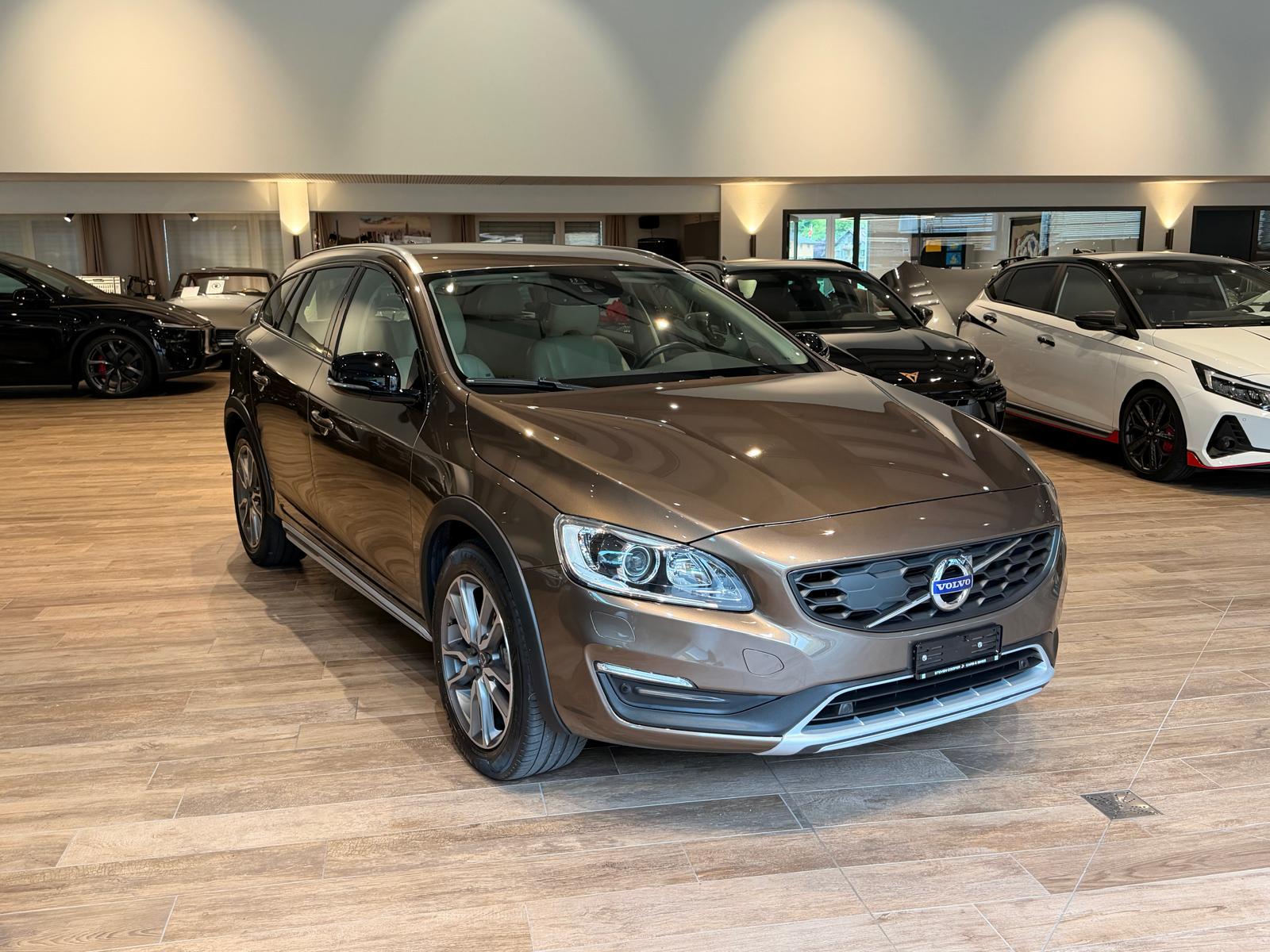 VOLVO V60 Cross Country D4 AWD Momentum Geartronic-image-1