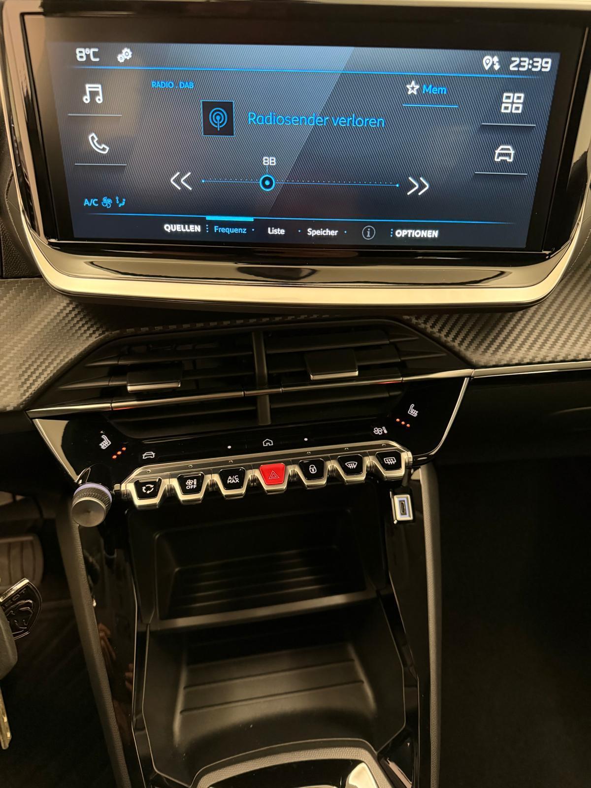 PEUGEOT 208 1.2 Hybrid Style-image-18