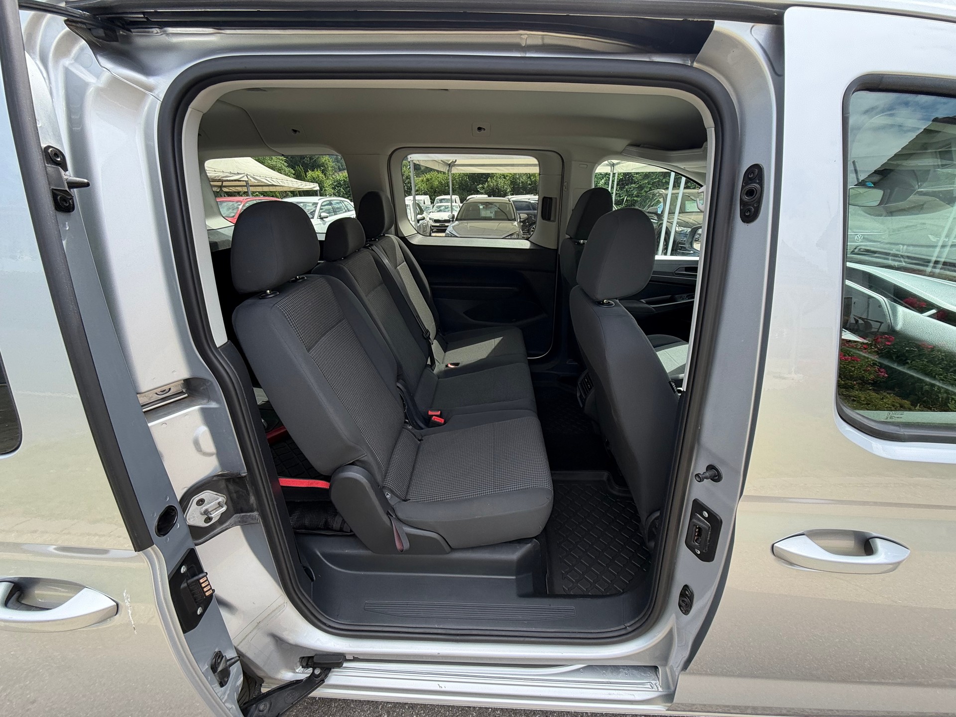VW Caddy Maxi 2.0 TDI 4Motion-image-11
