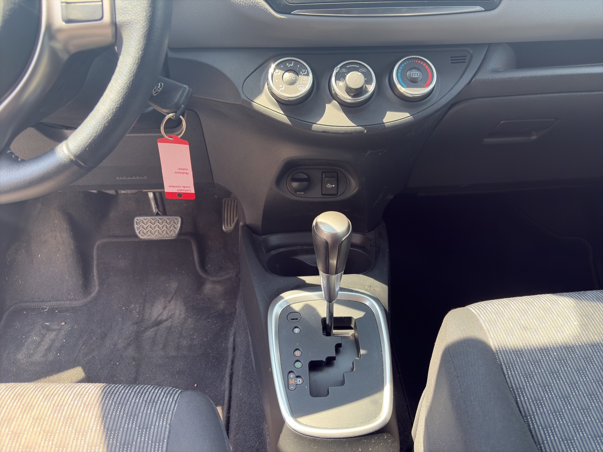 TOYOTA Yaris 1.33 Luna Multidrive-image-13