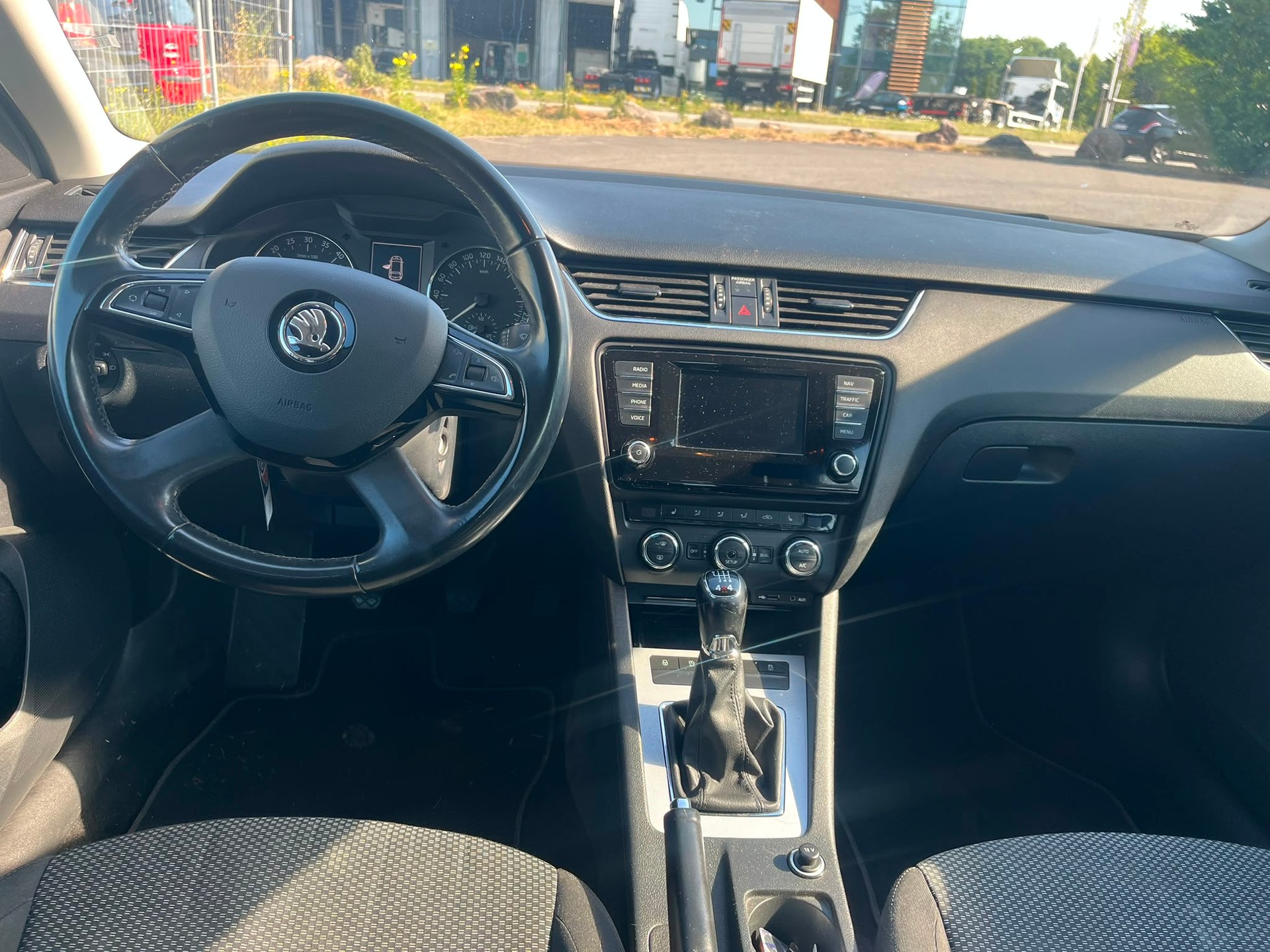 SKODA Octavia Combi 2.0 TDI Elegance 4x4-image-5