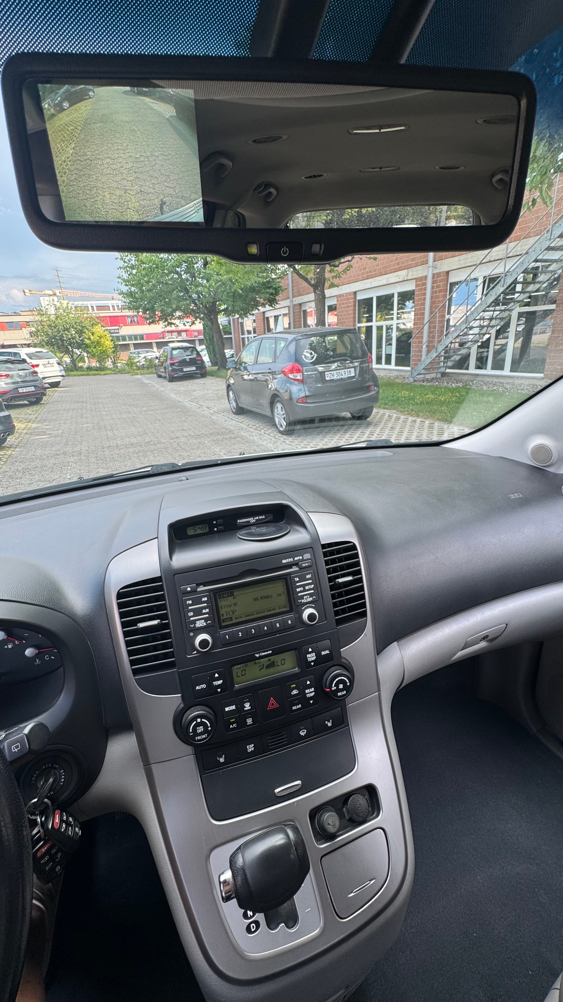 KIA Carnival 2.2 CRDi Trend Automatic-image-11