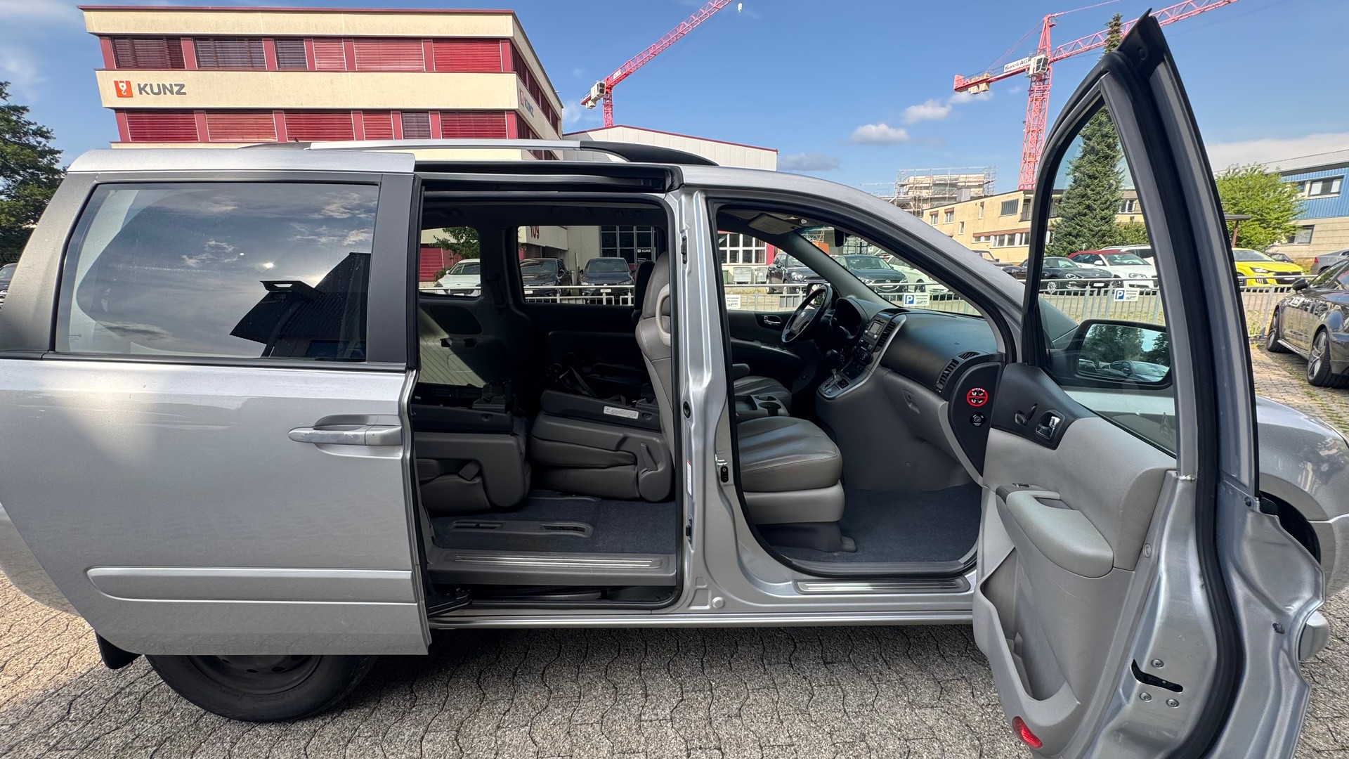 KIA Carnival 2.2 CRDi Trend Automatic-image-8
