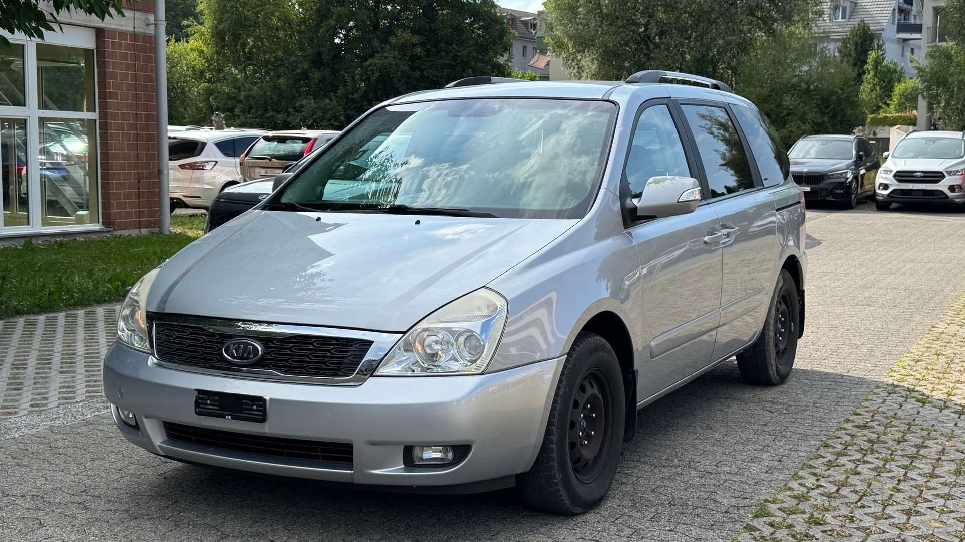 KIA Carnival 2.2 CRDi Trend Automatic-image-1