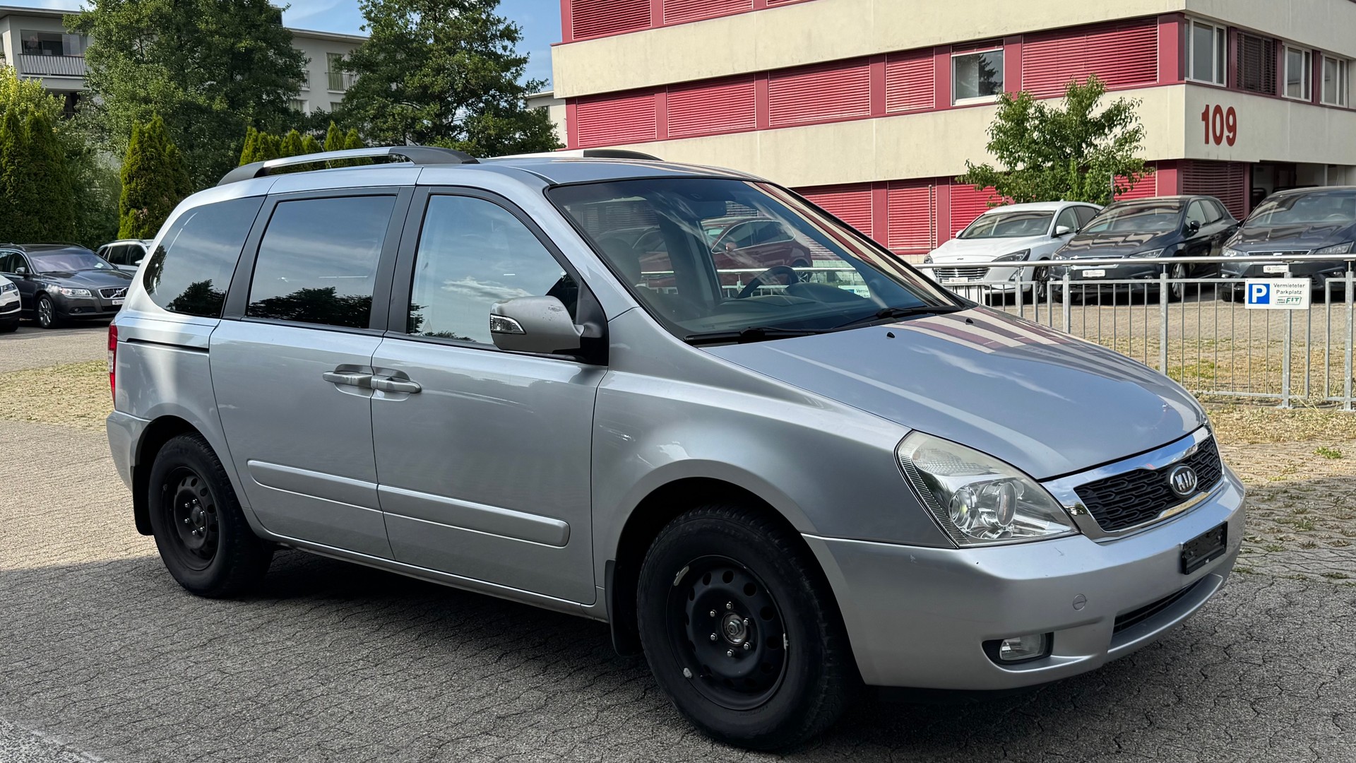KIA Carnival 2.2 CRDi Trend Automatic-image-2