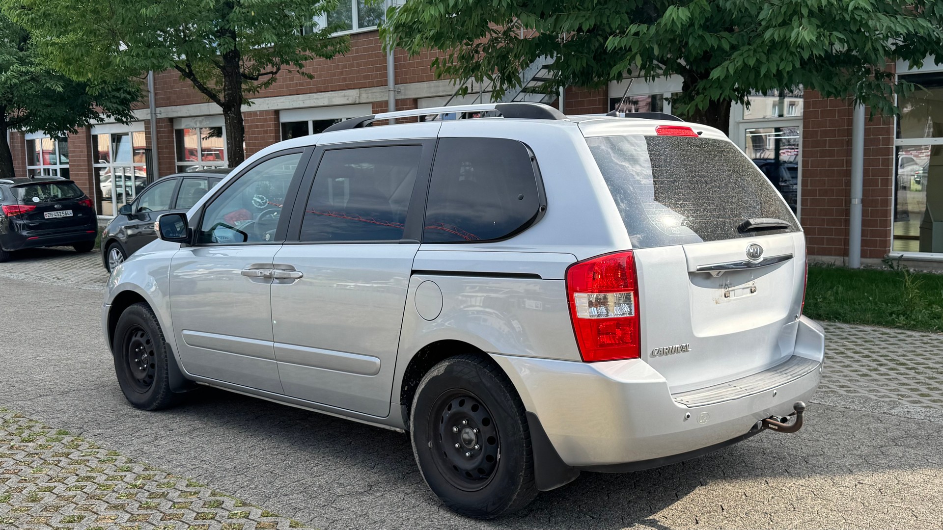 KIA Carnival 2.2 CRDi Trend Automatic-image-4