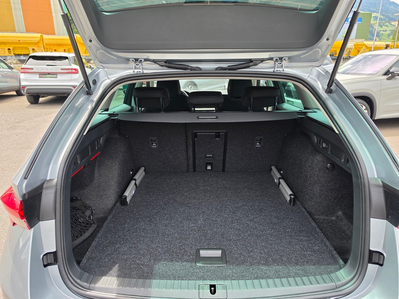 SKODA Octavia Combi 2.0 TDI DSG Selection-image-5