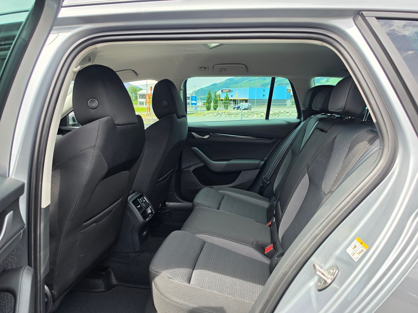 SKODA Octavia Combi 2.0 TDI DSG Selection-image-7