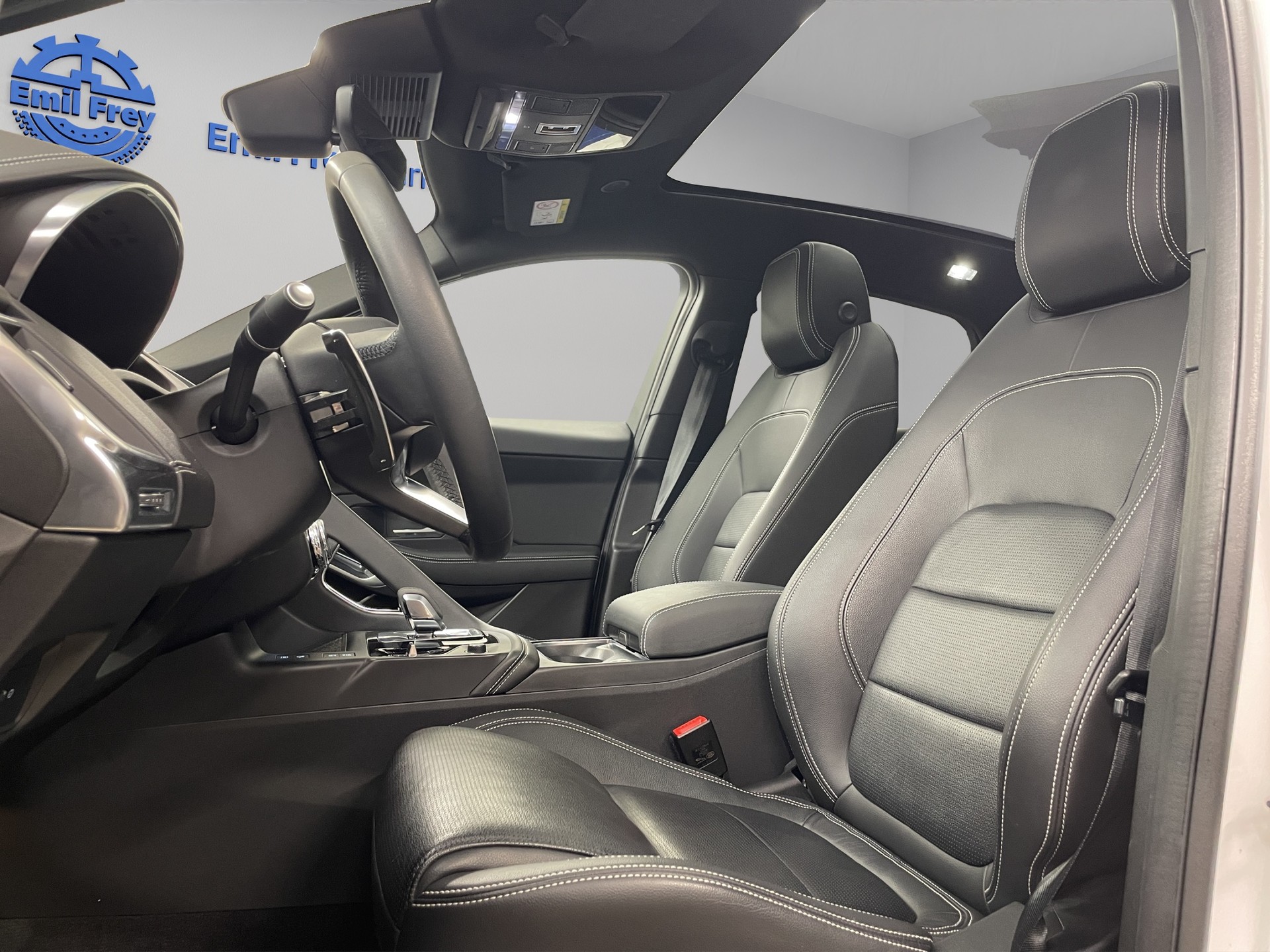 JAGUAR E-Pace 1.5 T 300e R-Dynamic SE AWD (Plug-in Hybrid)-image-6