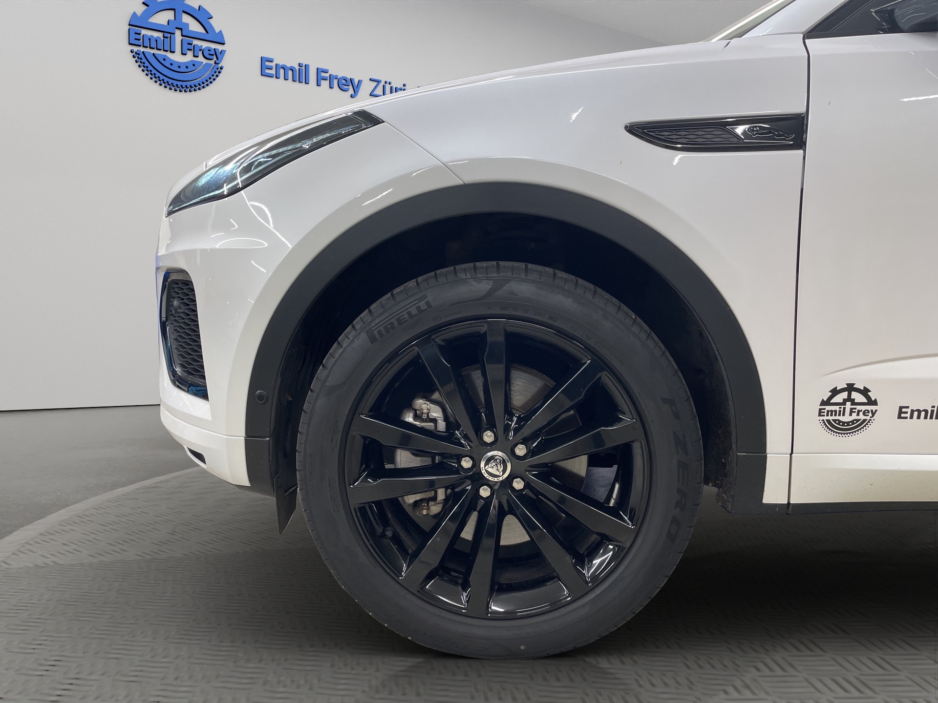 JAGUAR E-Pace 1.5 T 300e R-Dynamic SE AWD (Plug-in Hybrid)-image-12