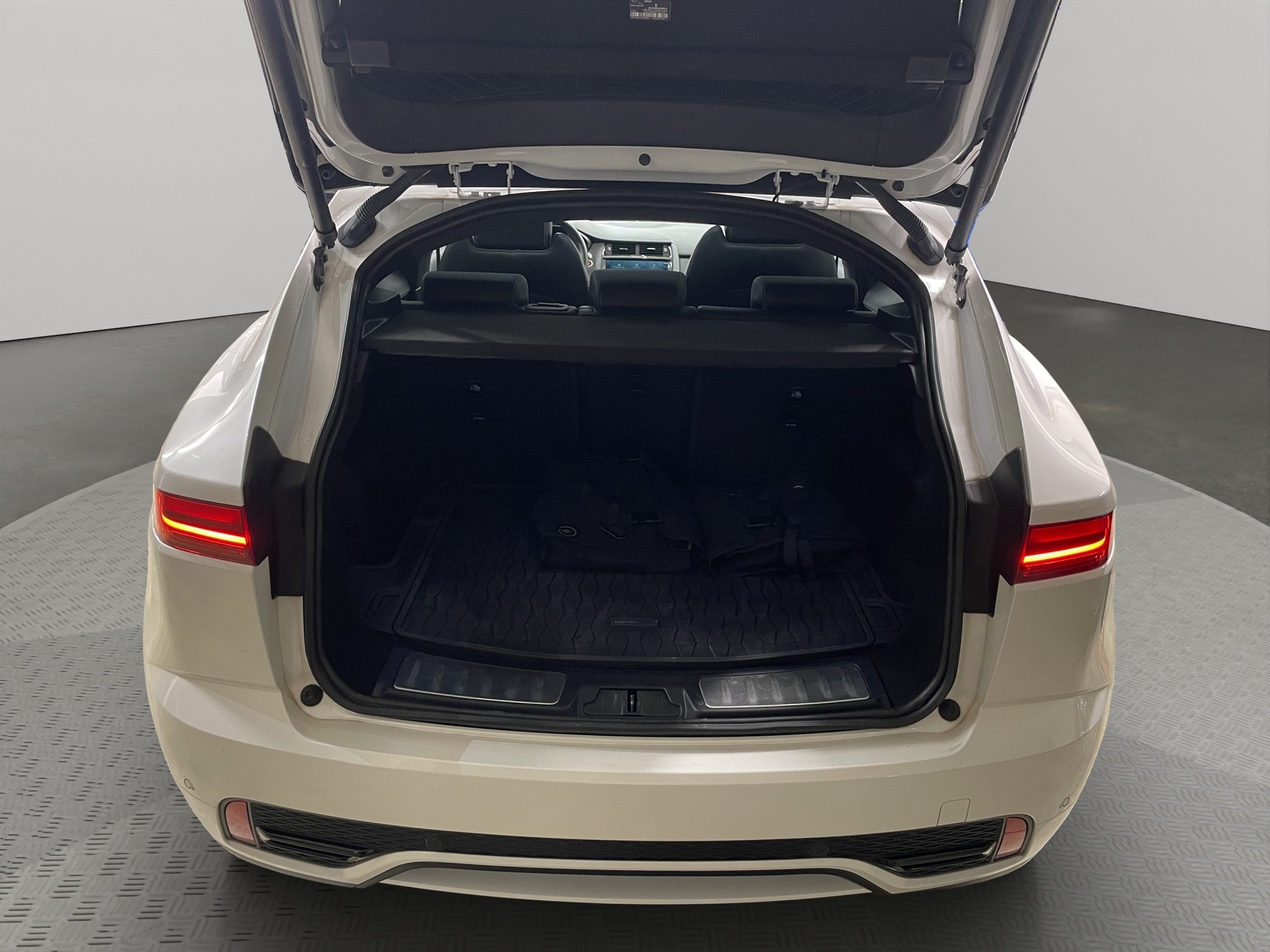 JAGUAR E-Pace 1.5 T 300e R-Dynamic SE AWD (Plug-in Hybrid)-image-13