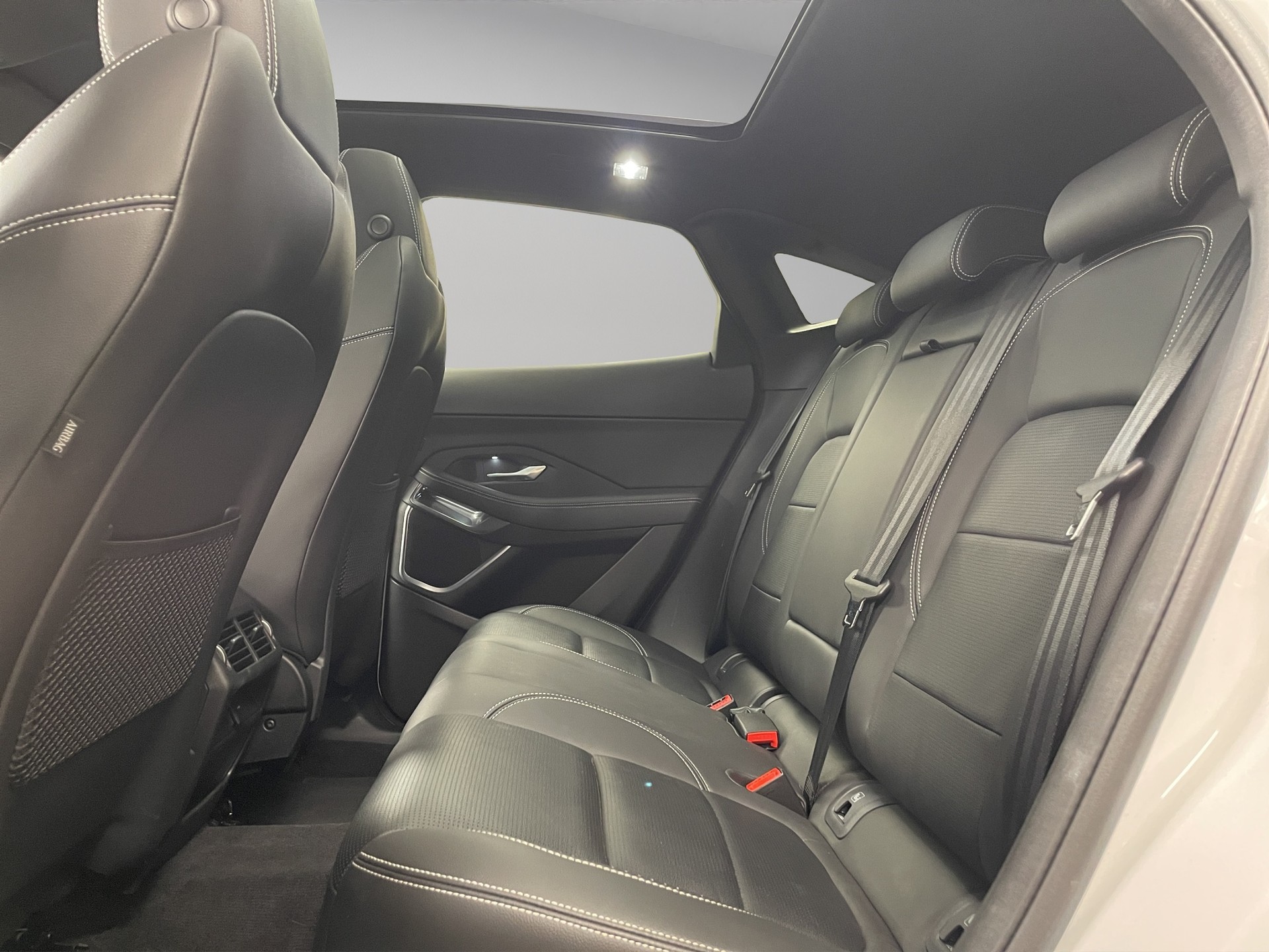 JAGUAR E-Pace 1.5 T 300e R-Dynamic SE AWD (Plug-in Hybrid)-image-8