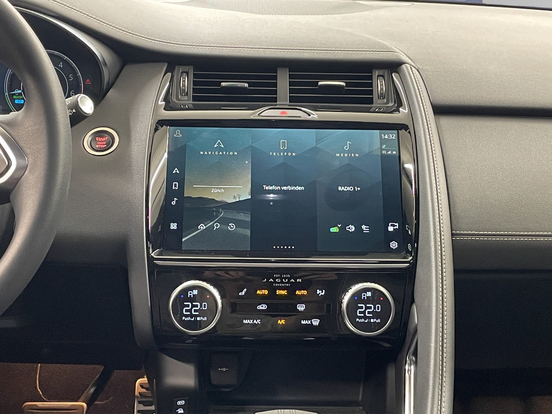 JAGUAR E-Pace 1.5 T 300e R-Dynamic SE AWD (Plug-in Hybrid)-image-9