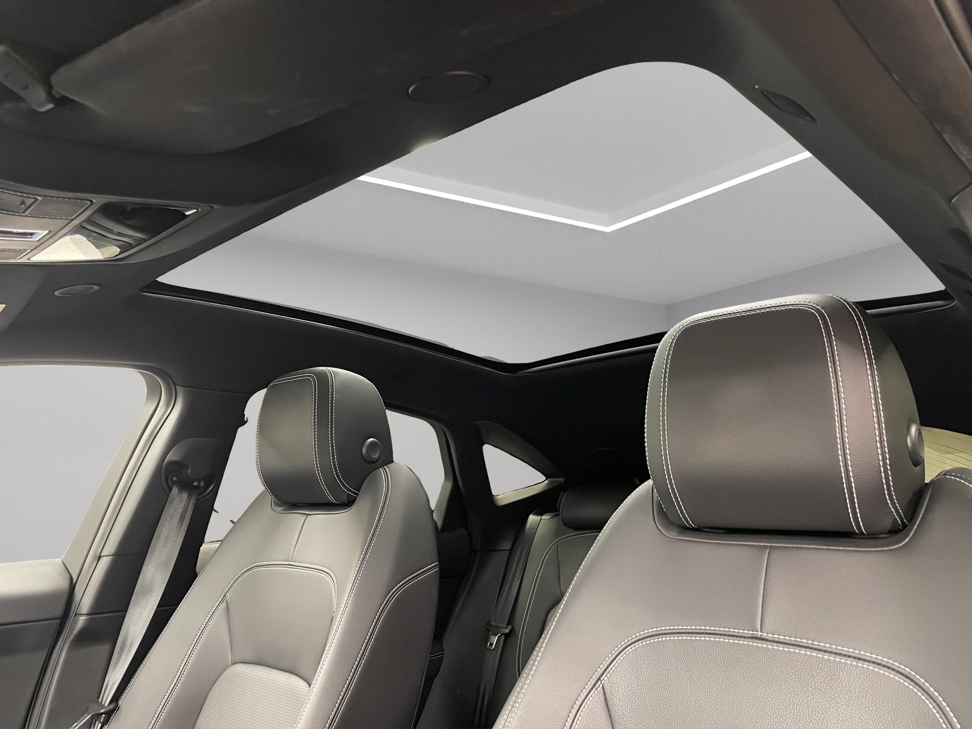 JAGUAR E-Pace 1.5 T 300e R-Dynamic SE AWD (Plug-in Hybrid)-image-14