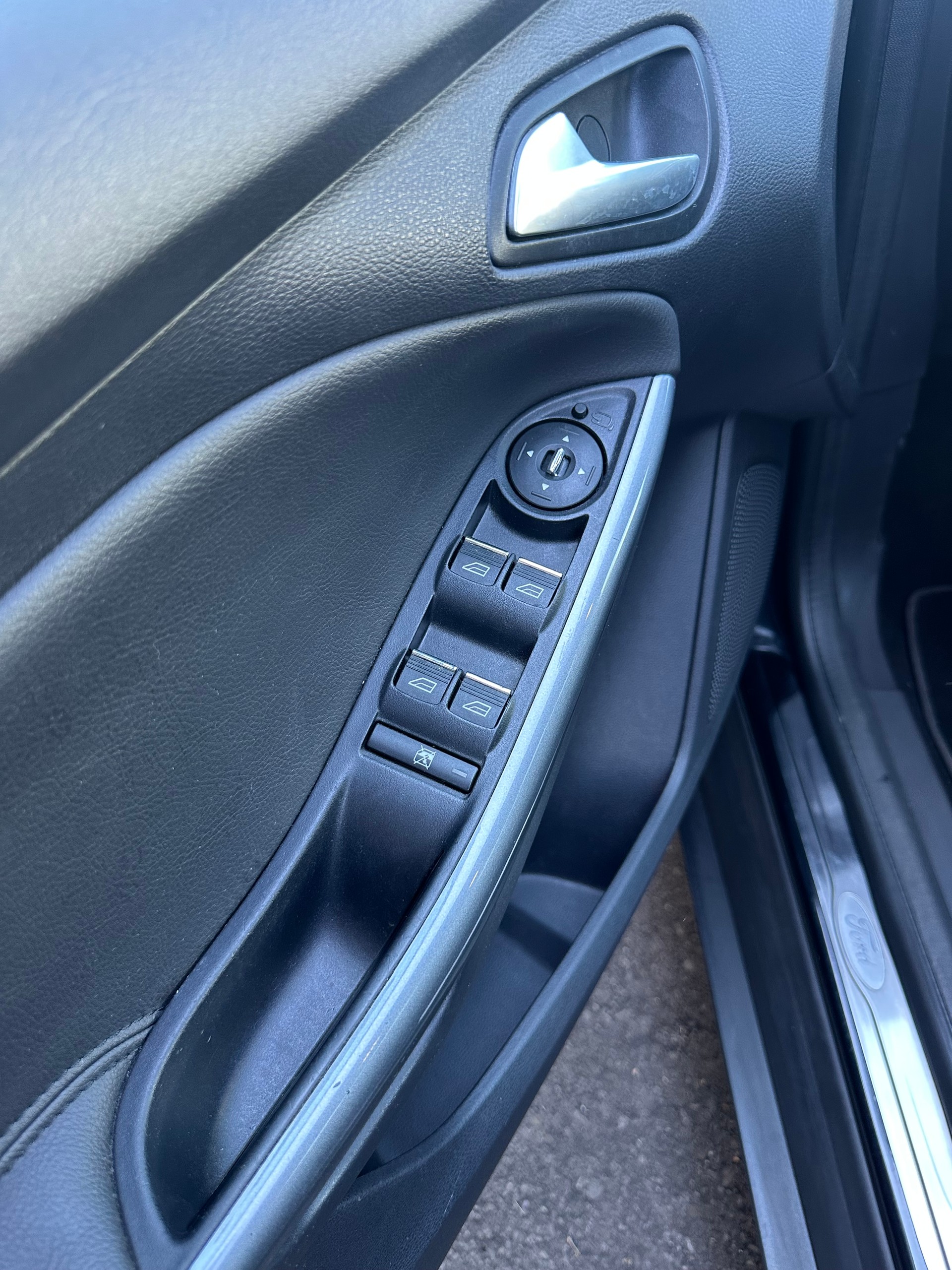FORD Focus 1.6 SCTi Titanium-image-10
