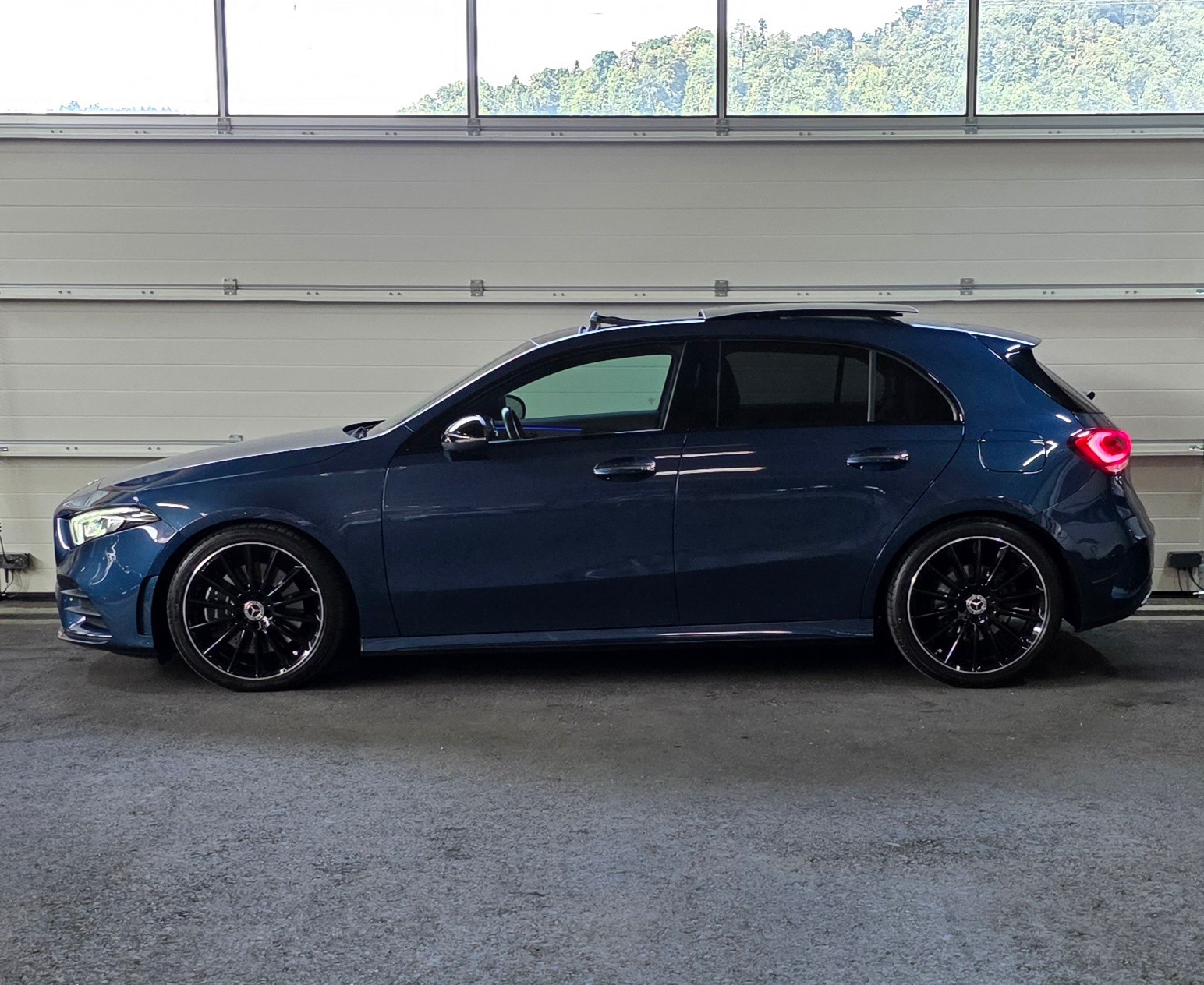 MERCEDES-BENZ A 250 4Matic AMG Line 4Matic 7G-DCT *PANORAMADACH*CH FAHRZEUG*360°Kamera*Ambiente*-image-1