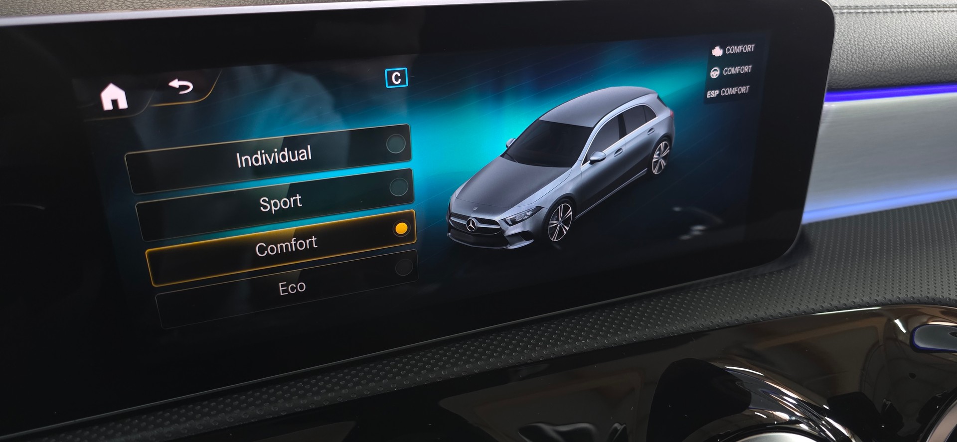 MERCEDES-BENZ A 250 4Matic AMG Line 4Matic 7G-DCT *PANORAMADACH*CH FAHRZEUG*360°Kamera*Ambiente*-image-18