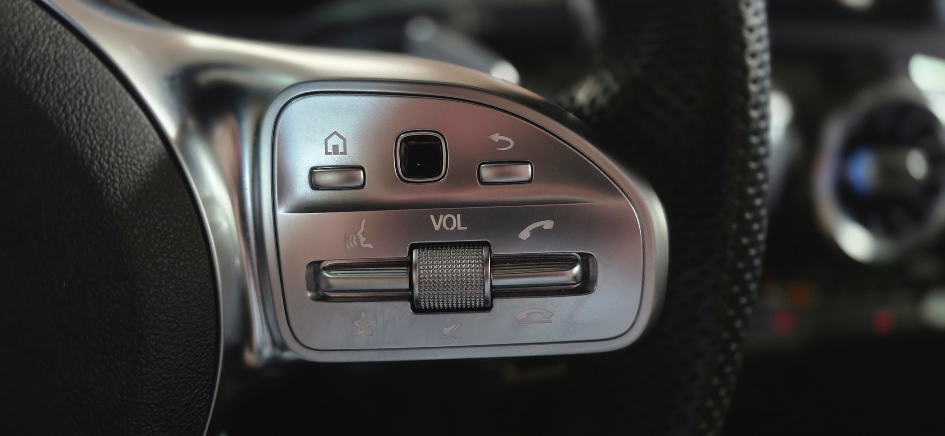 MERCEDES-BENZ A 250 4Matic AMG Line 4Matic 7G-DCT *PANORAMADACH*CH FAHRZEUG*360°Kamera*Ambiente*-image-13