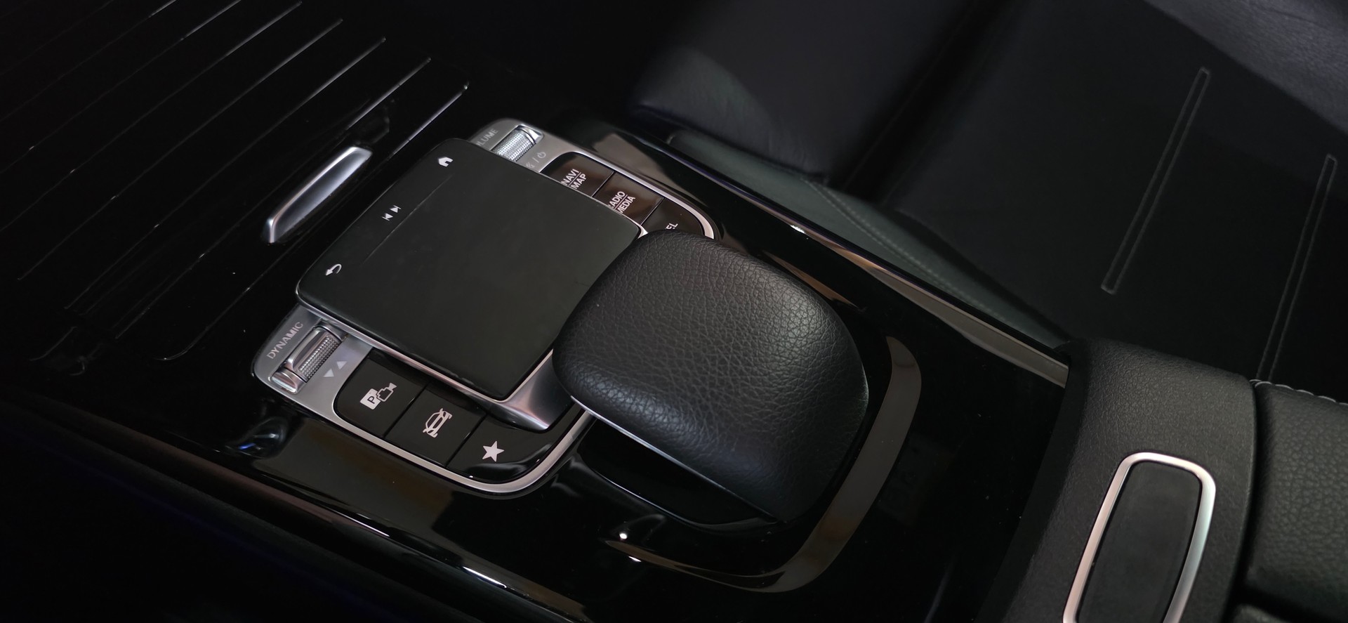 MERCEDES-BENZ A 250 4Matic AMG Line 4Matic 7G-DCT *PANORAMADACH*CH FAHRZEUG*360°Kamera*Ambiente*-image-17