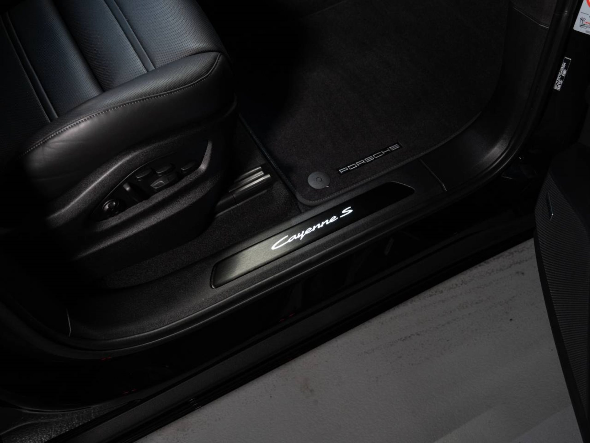 PORSCHE Cayenne S E-Hybrid Coupé Black Edition-image-18