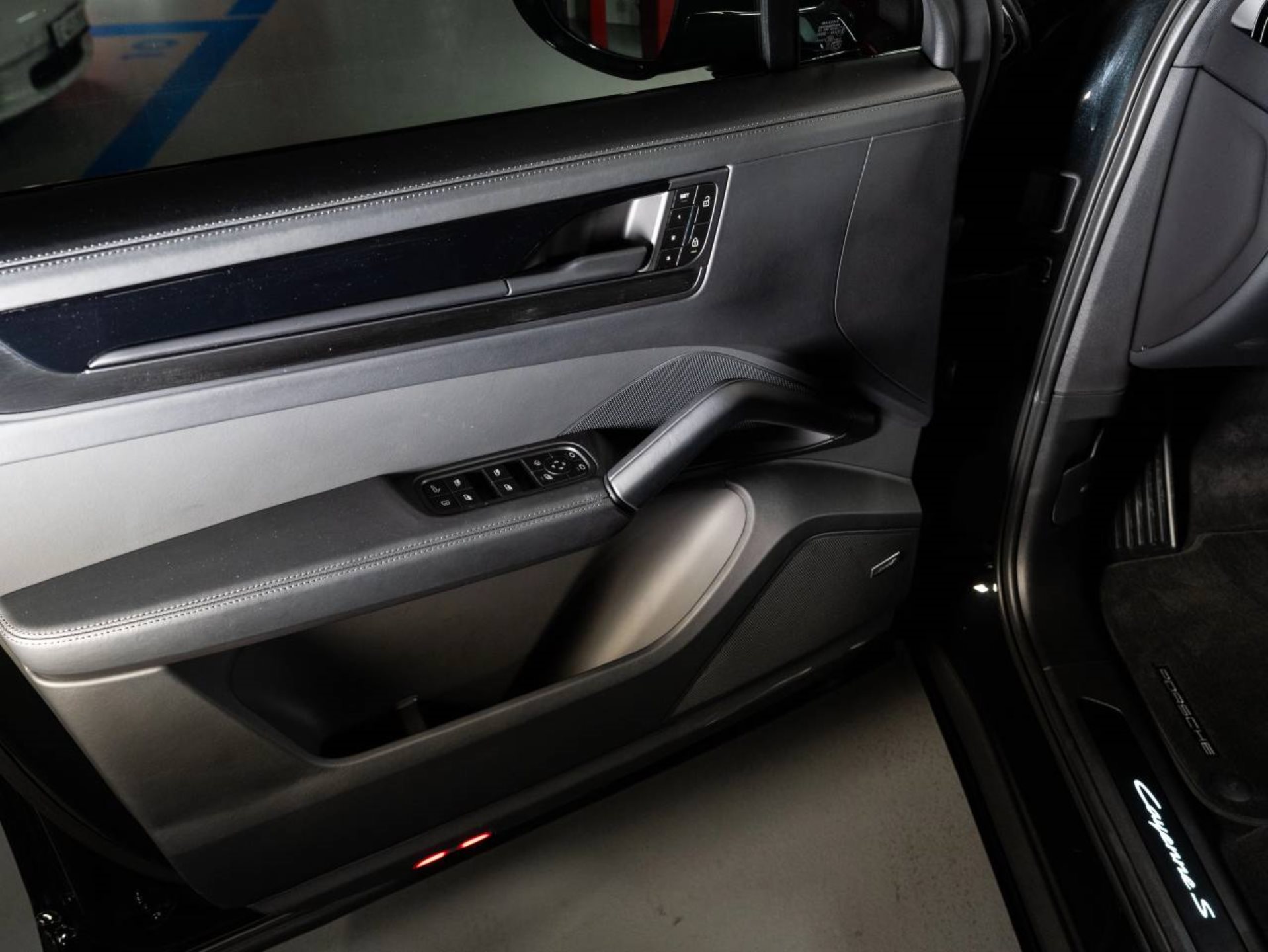 PORSCHE Cayenne S E-Hybrid Coupé Black Edition-image-14