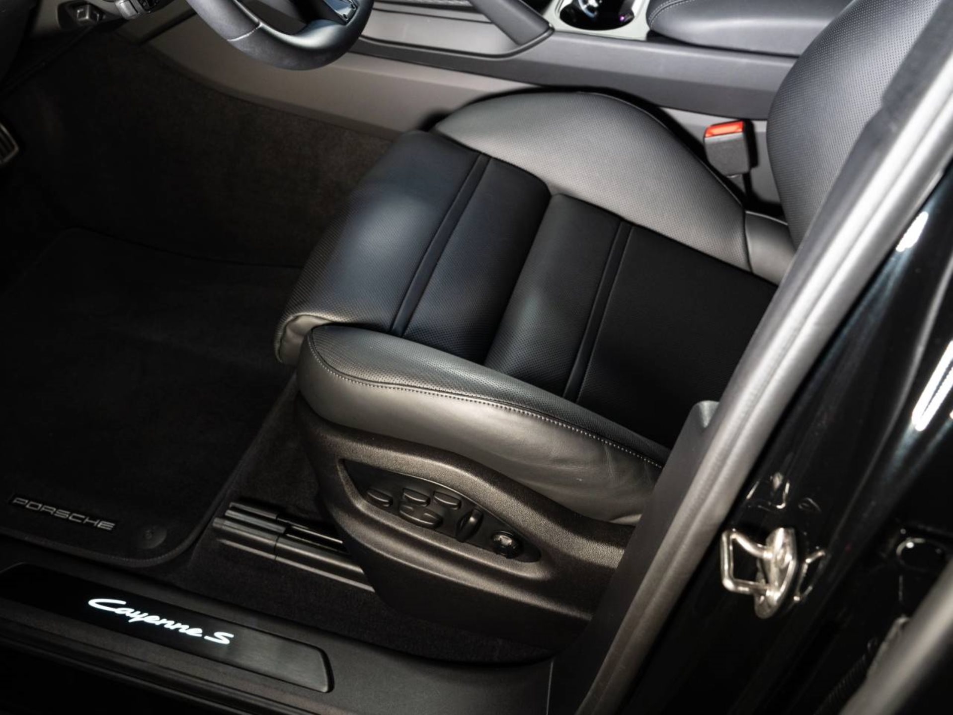 PORSCHE Cayenne S E-Hybrid Coupé Black Edition-image-17