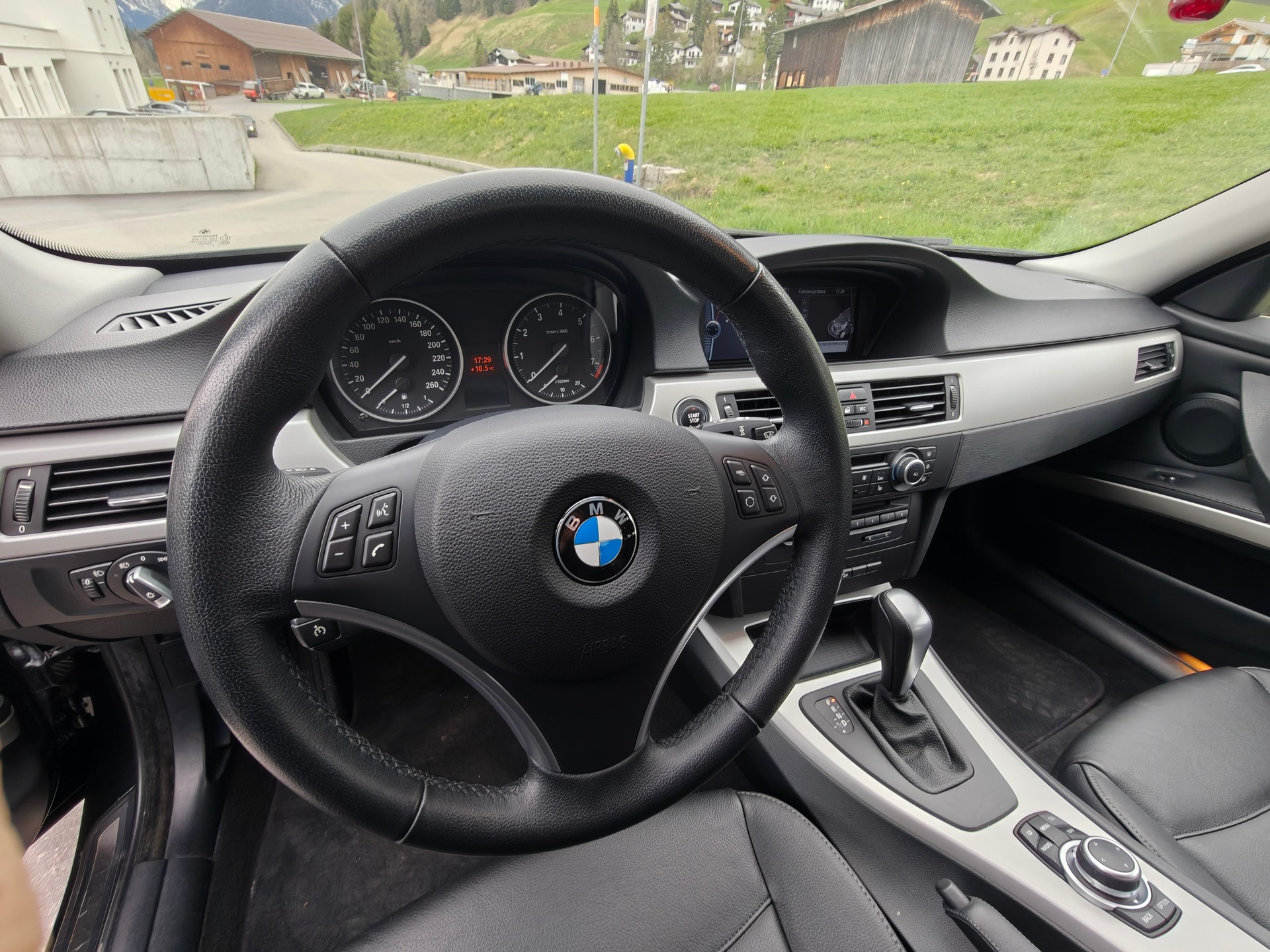 BMW 325i xDrive-image-5