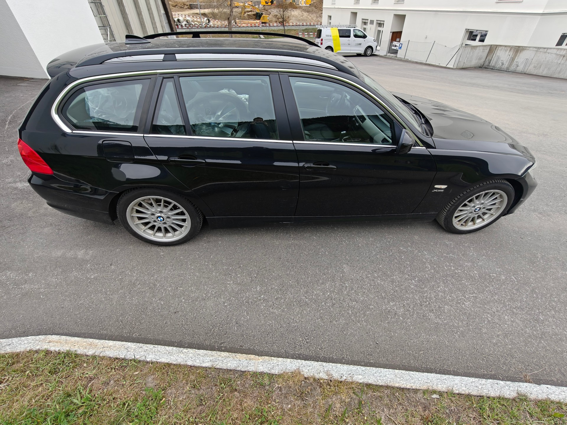 BMW 325i xDrive-image-1