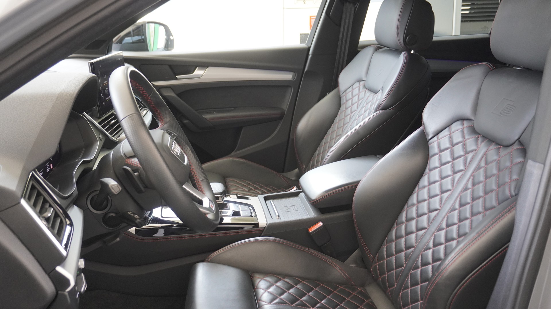 AUDI Q5 Sportback 55 TFSI e PHEV Black Edition quattro S-tronic-image-3