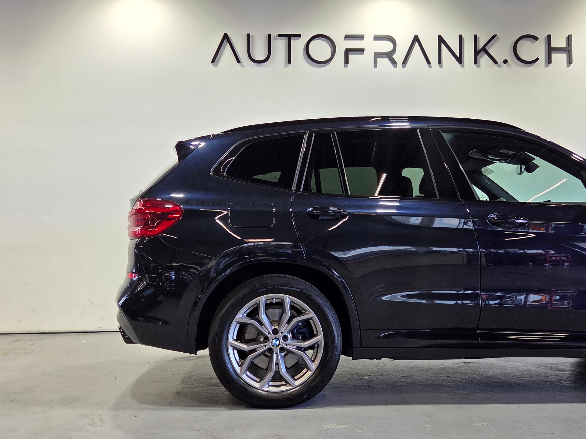 BMW X3 M40i-showroom-element-3
