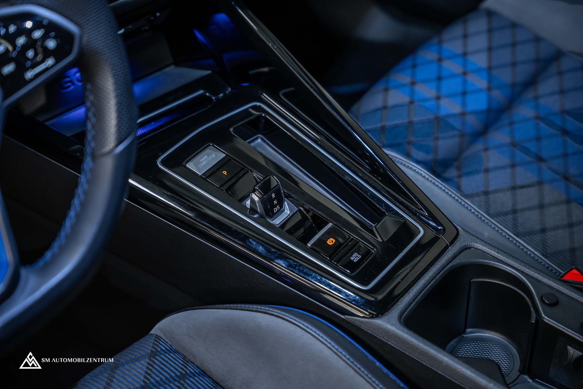 VW Golf VIII 2.0 TSI R Performance DSG 4motion / Panorama / Rückfahrkamera / Black Style-image-17