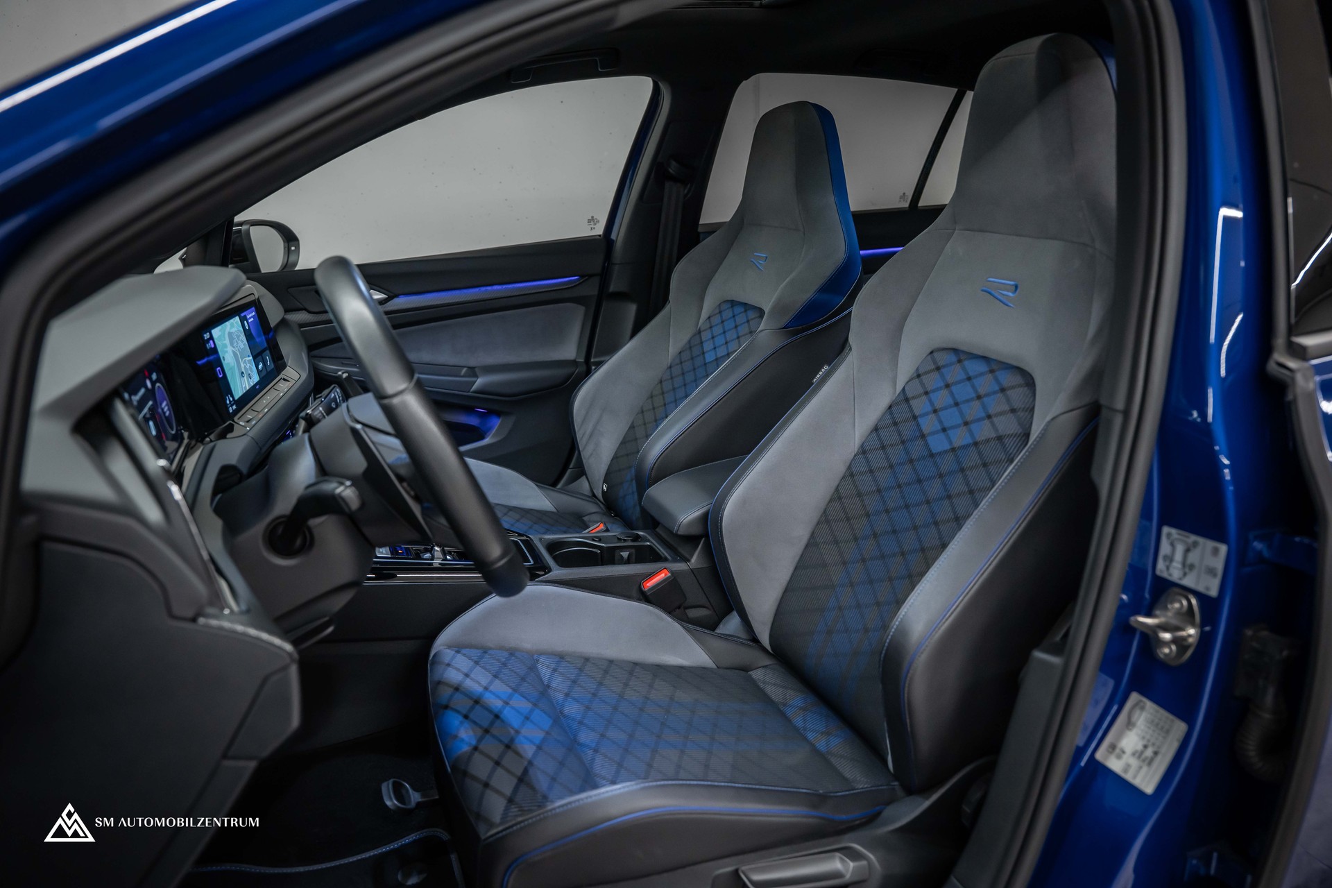 VW Golf VIII 2.0 TSI R Performance DSG 4motion / Panorama / Rückfahrkamera / Black Style-image-19