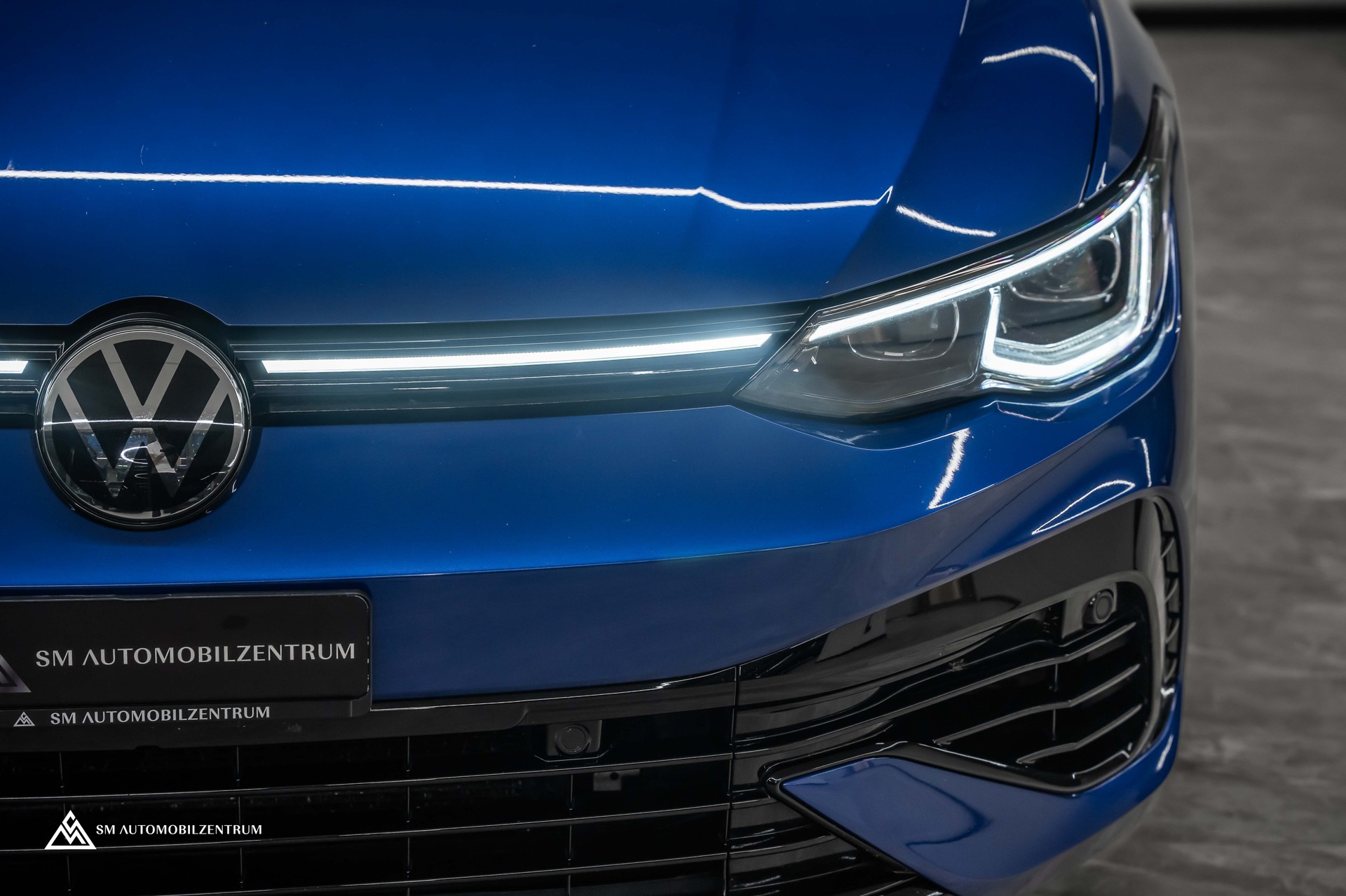 VW Golf VIII 2.0 TSI R Performance DSG 4motion / Panorama / Rückfahrkamera / Black Style-image-3