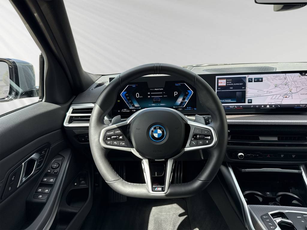 BMW 330e x DriveTouring Steptronic M Sport-image-5