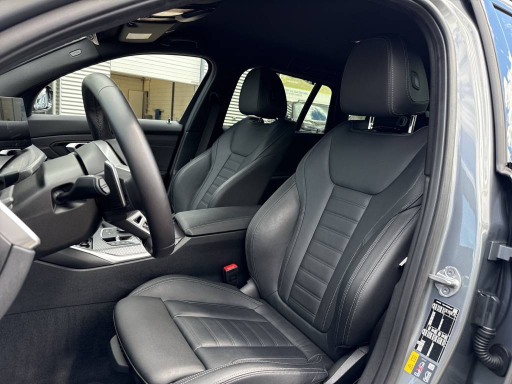 BMW 330e x DriveTouring Steptronic M Sport-image-10
