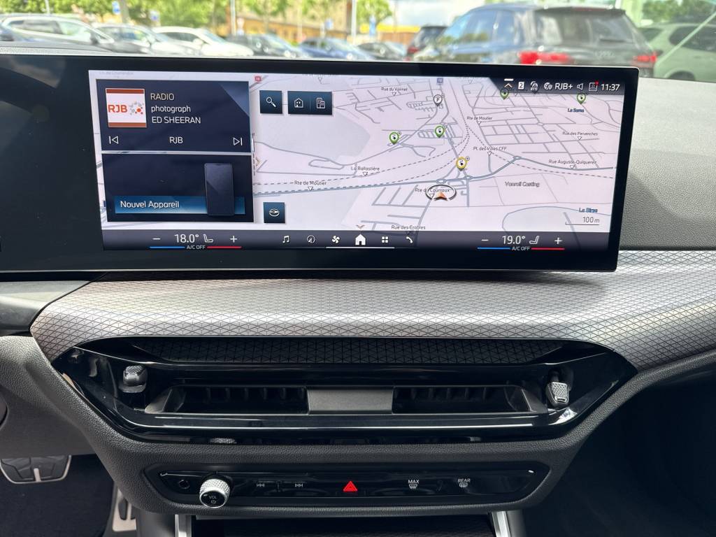 BMW 330e x DriveTouring Steptronic M Sport-image-11