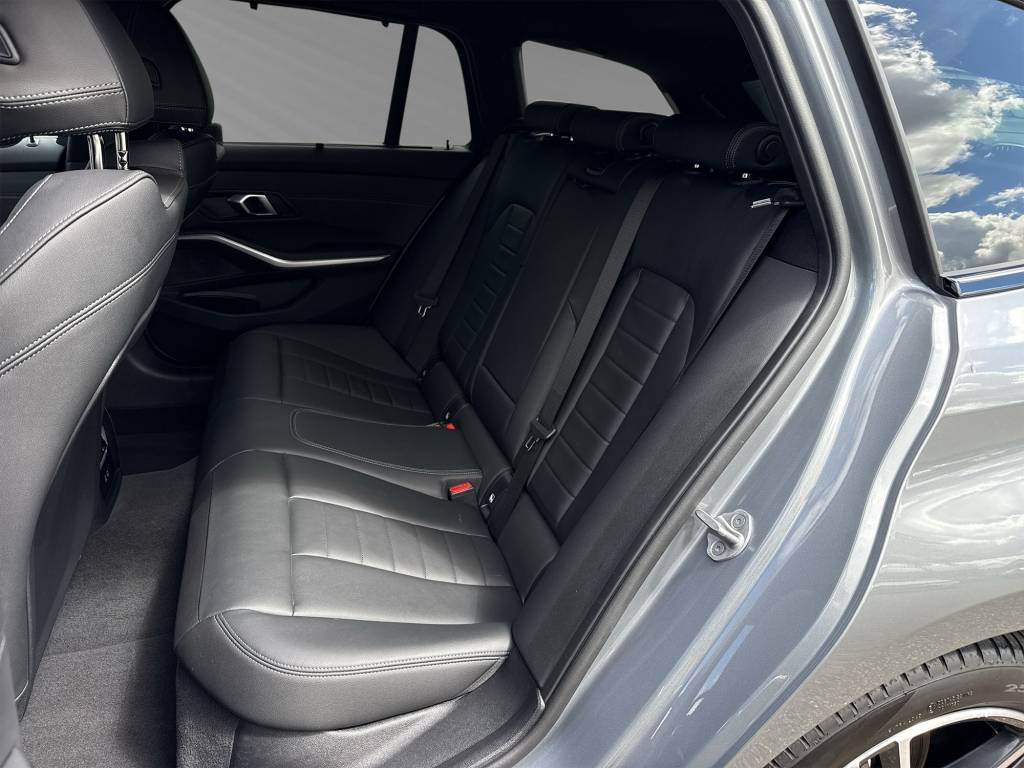 BMW 330e x DriveTouring Steptronic M Sport-image-7